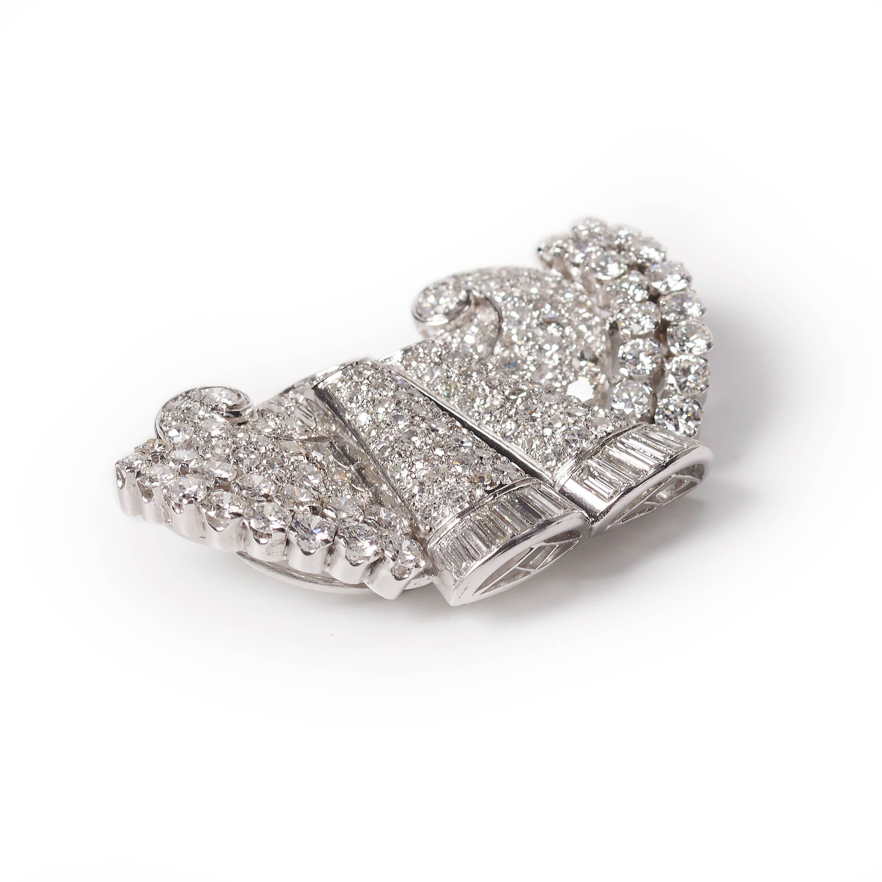 Doppel-Clip-Brosche aus Platin mit Diamanten und Platin im Odeon-Stil im Art déco-Stil, um 1935 (Brillantschliff) im Angebot