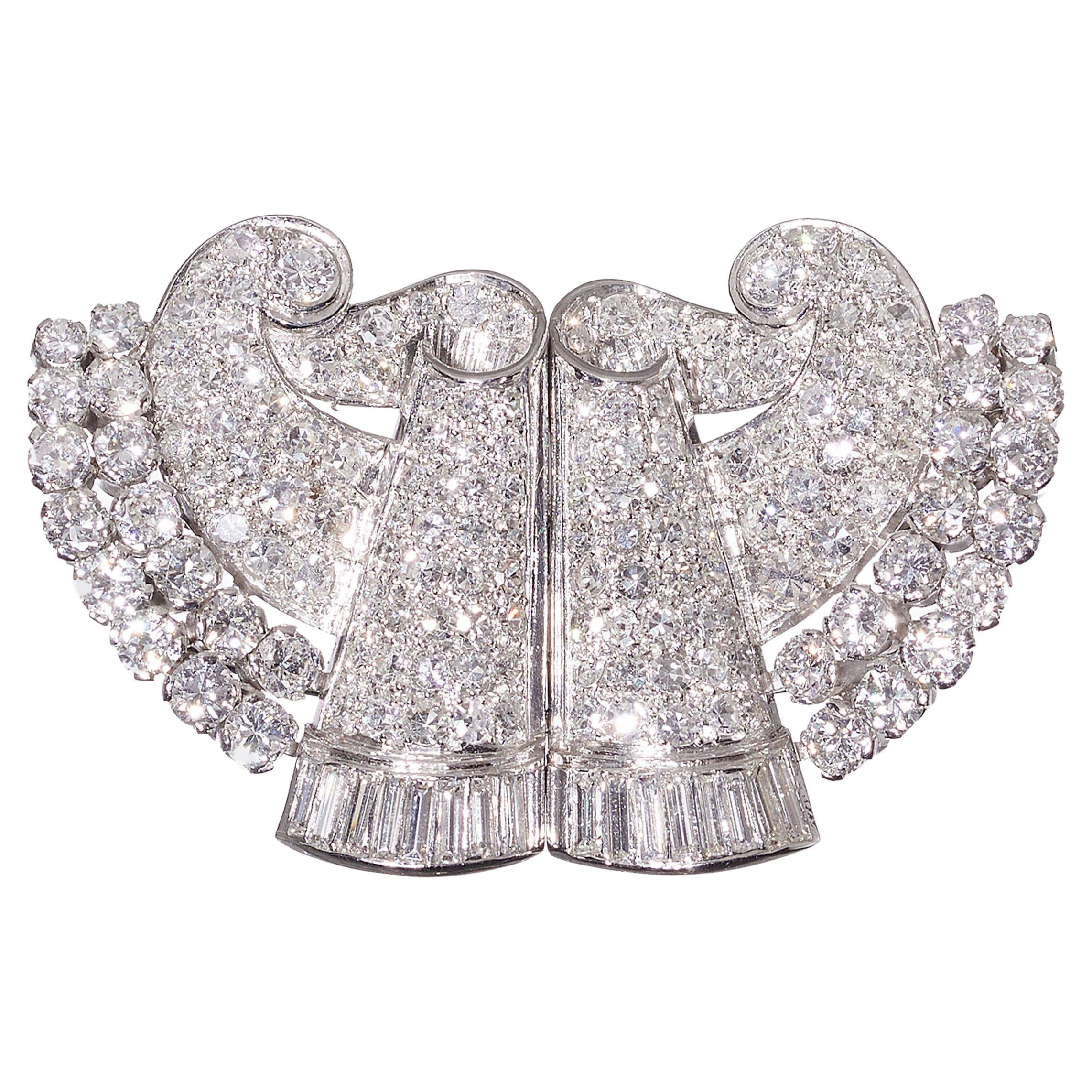 Spilla a doppia clip in platino e diamanti in stile Art Deco Odeon, CIRCA 1935