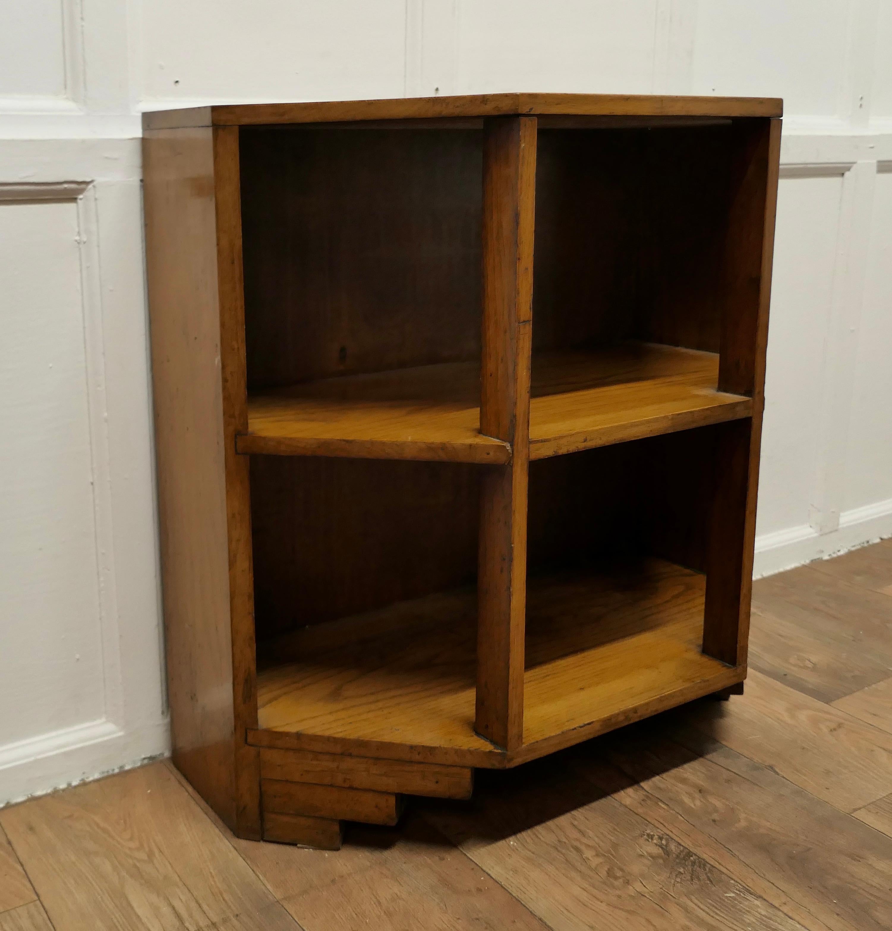 Art Deco Odeon Style Golden Oak Floor Standing Shelves  This is an excellent Hea In Good Condition In Chillerton, Isle of Wight