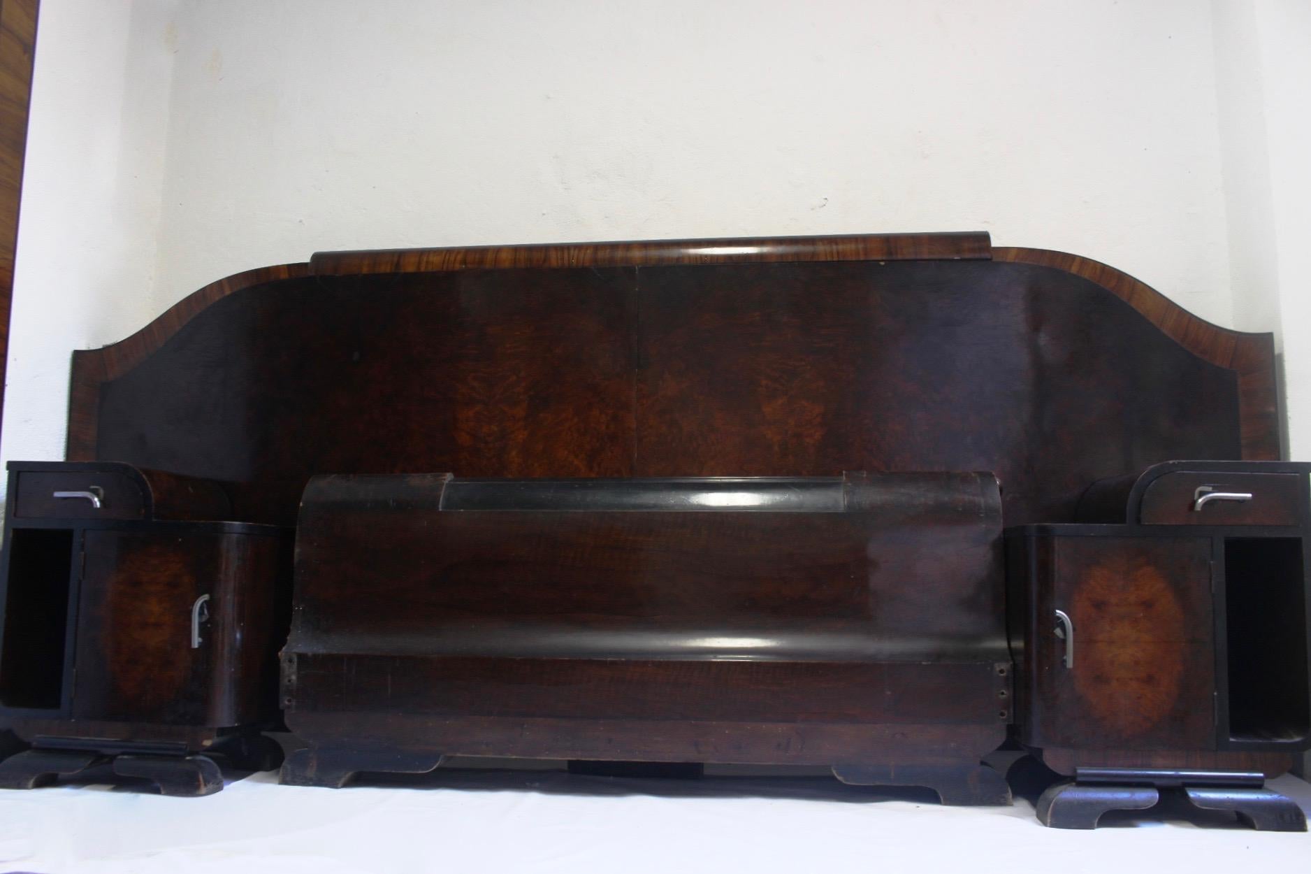 Art Deco Odeon Walnut Large Double Bed with Matching Nightstands, 1940s For Sale 4