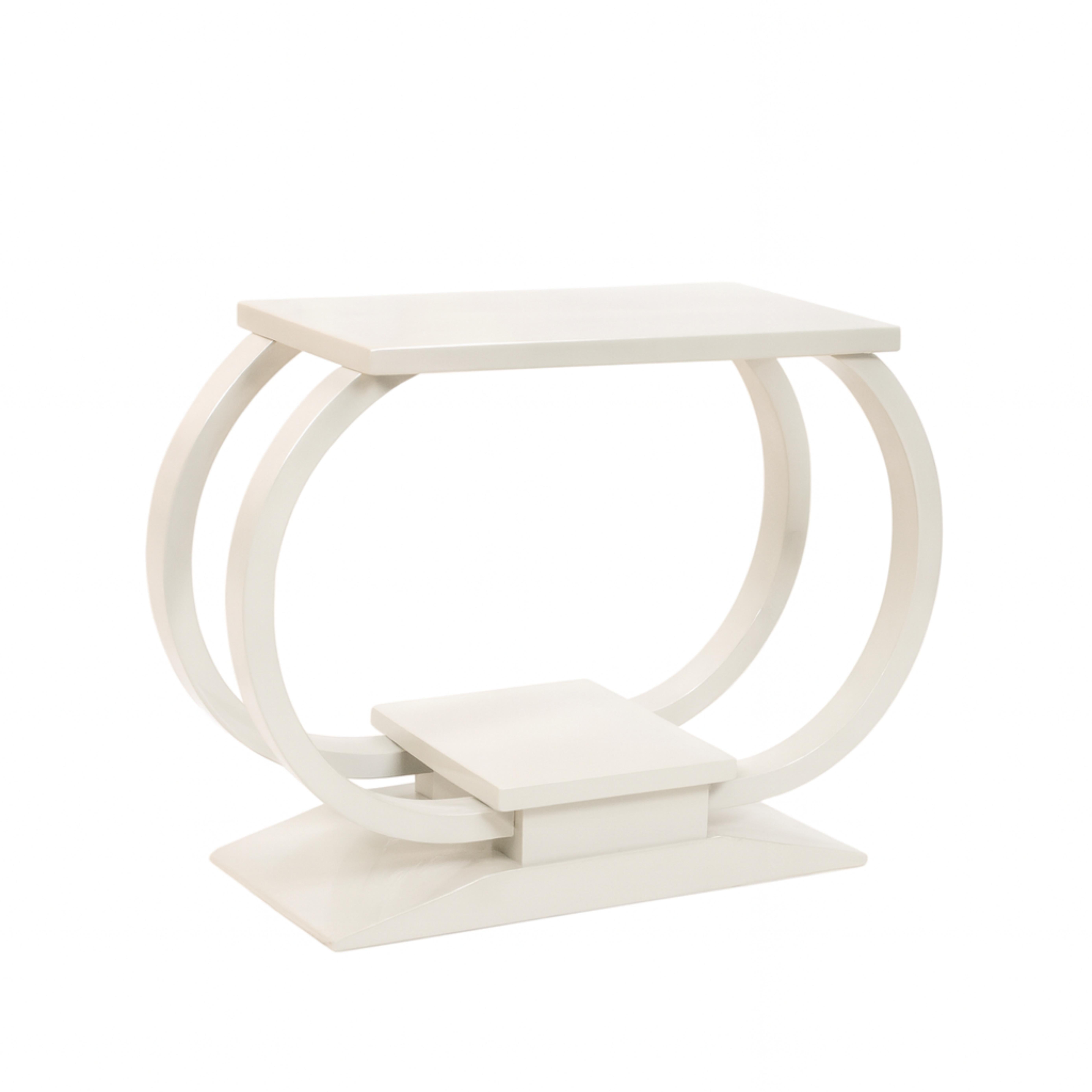 Élevez votre espace avec cet exquis noyer de style Art déco.  Console / Table d'entrée en laque blanc cassé (référence couleur : #F2F0EF ), présentant un design sophistiqué à double arche. Une pièce rare et intemporelle qui allie harmonieusement