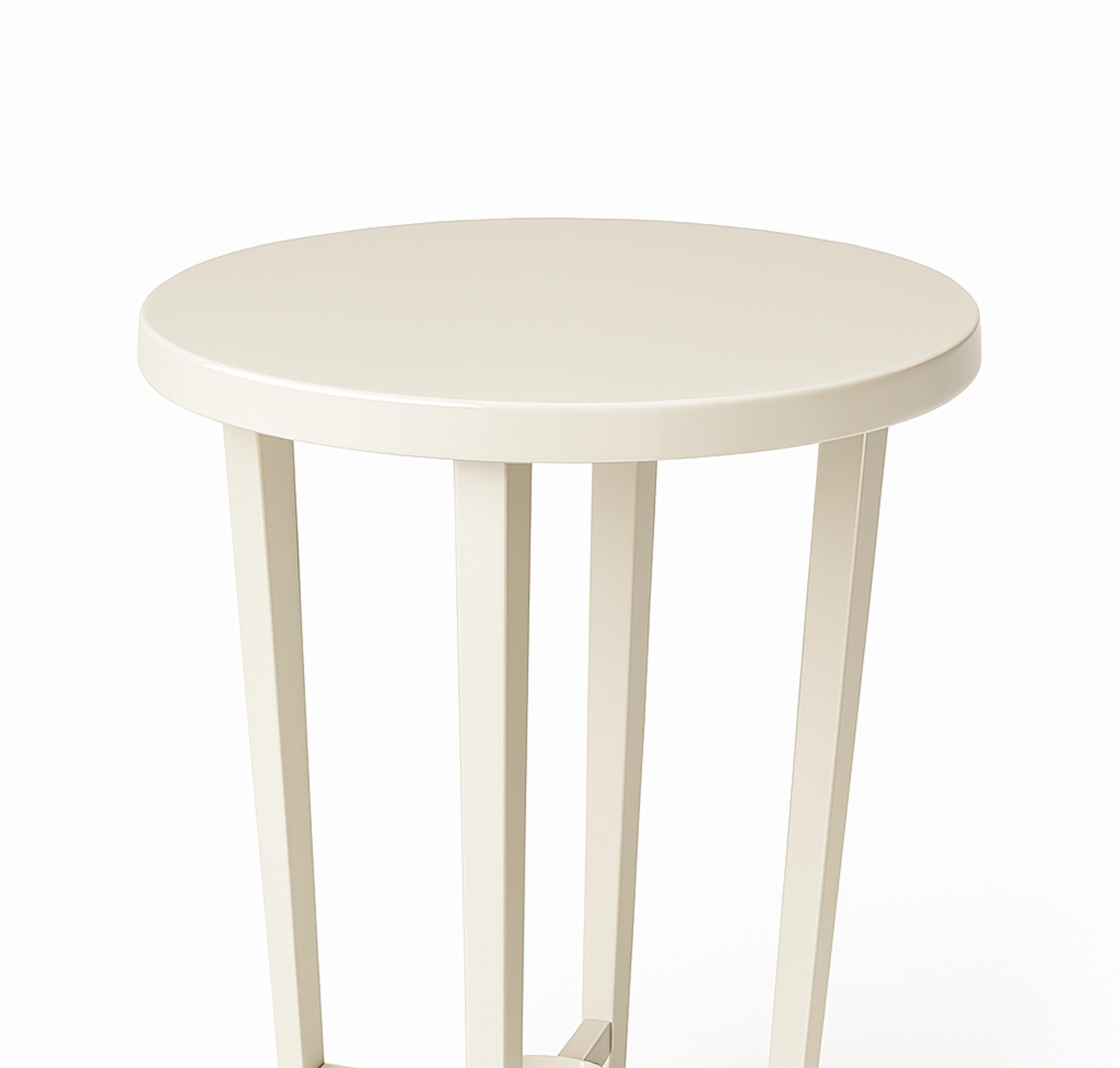 Uno studio di eleganza e proporzione, questo tavolo presenta una silhouette scultorea rifinita con una luminosa laccatura lucida, resa in un morbido tono bianco sporco (colore di riferimento: #F2F0EF). La rifinitura artigianale mette in risalto le
