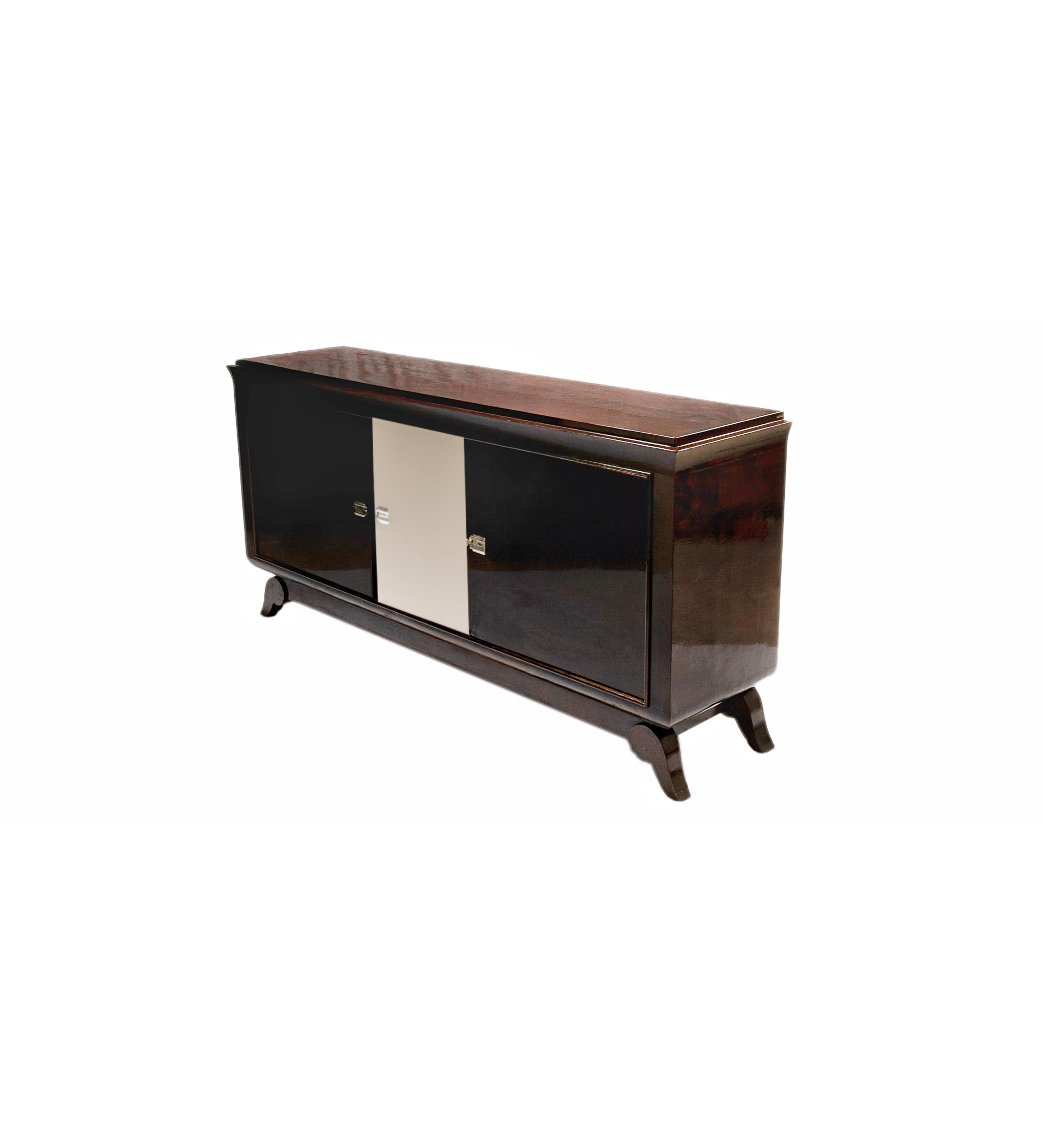 Diese große Anrichte im Art-Déco-Stil aus den 1940er Jahren ist in gebrochenem Weiß gehalten (Farbreferenz: #F2F0EF) und hat eine Breite von 78,75 Zoll (200 cm). Er hat einen geräumigen Innenraum aus Zedernholz mit drei Türen und vier Schubladen für