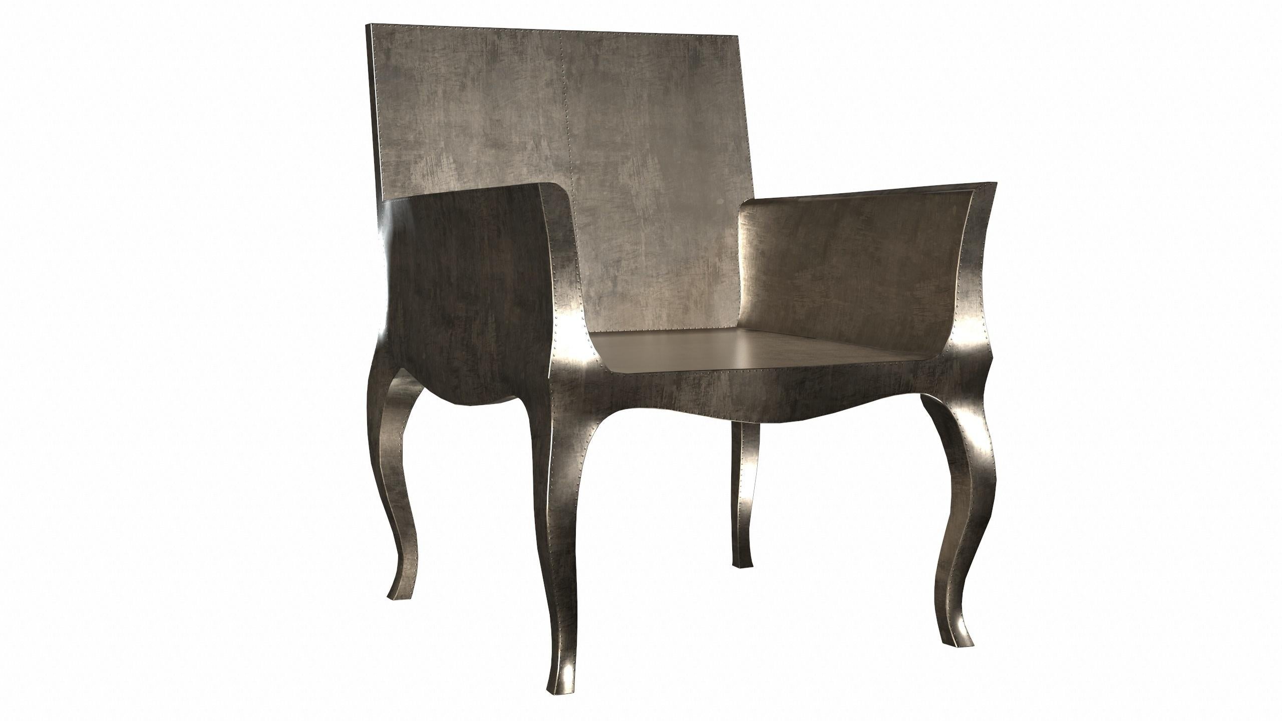 Wir stellen die Art Deco Chairs vor, eine atemberaubende  Art-Déco-Stühle, entworfen von dem berühmten Paul Mathieu für Stephanie Odegard. Dieses elegante Art-Déco-Stuhl-Duo besticht durch sein einzigartiges, geschwungenes Profil, das einen
