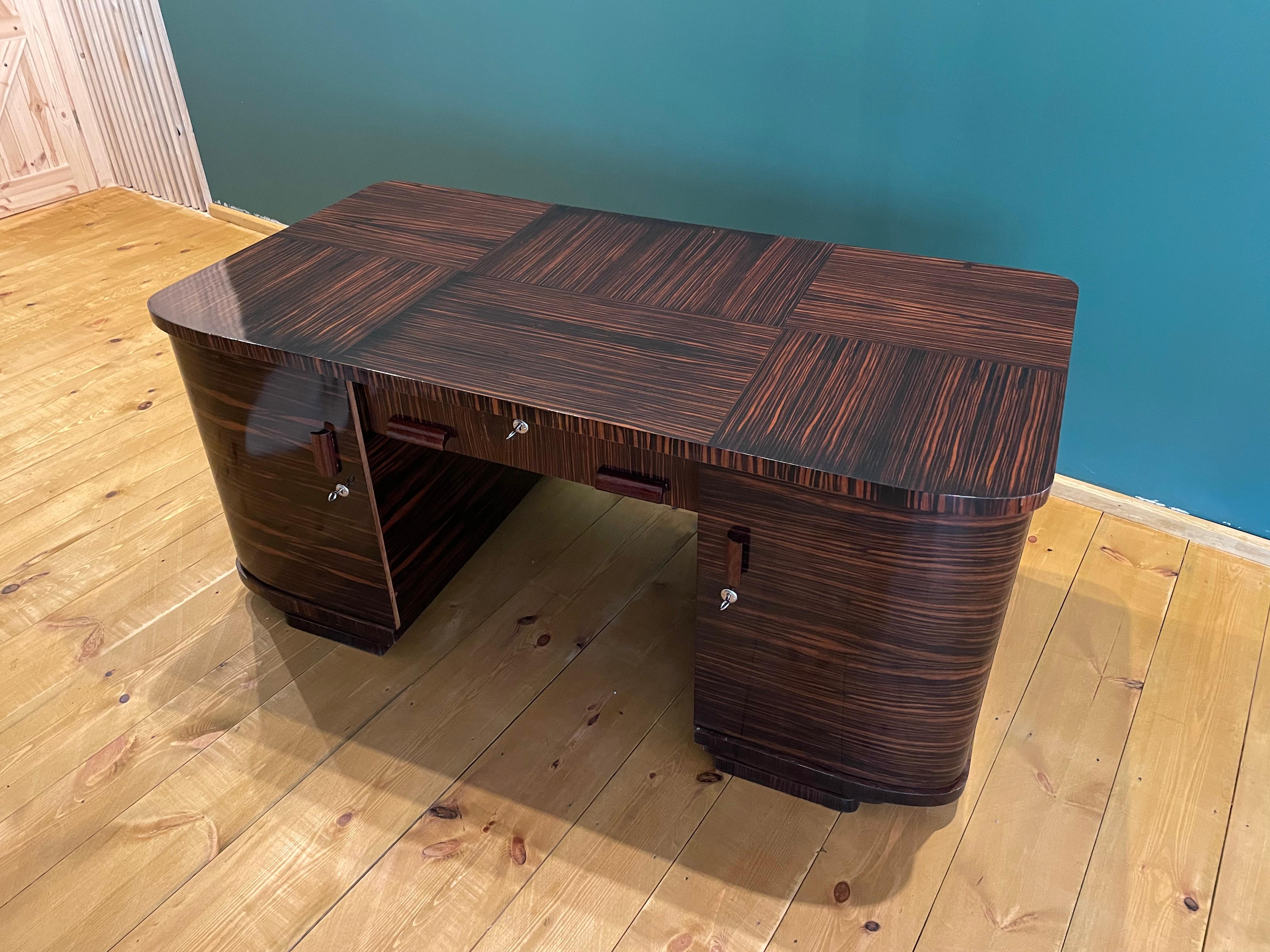 We present Art Deco desk from 1940.

Cabinet desk Art Deco , A comprehensive renovation of the :) .

Every piece of furniture that leaves our workshop from the beginning to the end is subjected to manual renovation, so as to restore its original