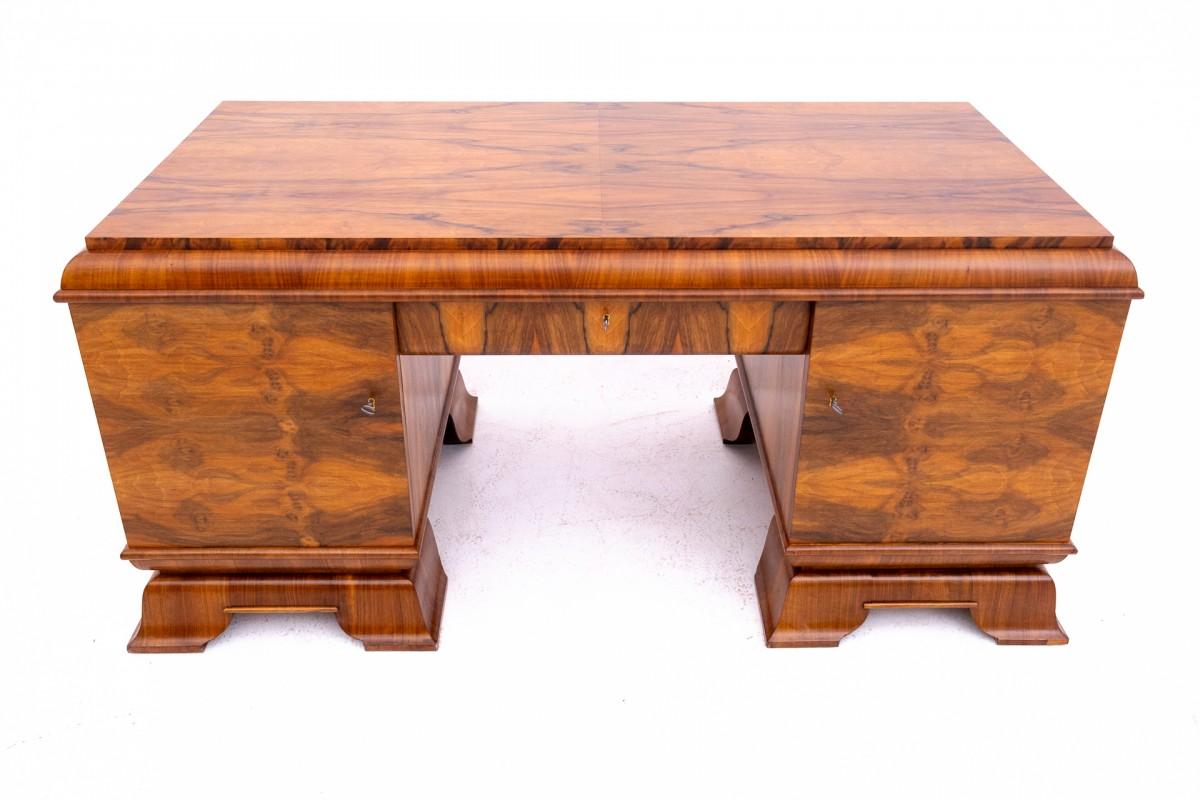 Ensemble d'armoires Art déco des années 1930, Pologne.

Mobilier en très bon état, rénové par des professionnels.

Dimensions :

Bureau : hauteur 79 cm / largeur 172 cm / profondeur 87 cm, niche pour fauteuil hauteur 58 cm / largeur 66