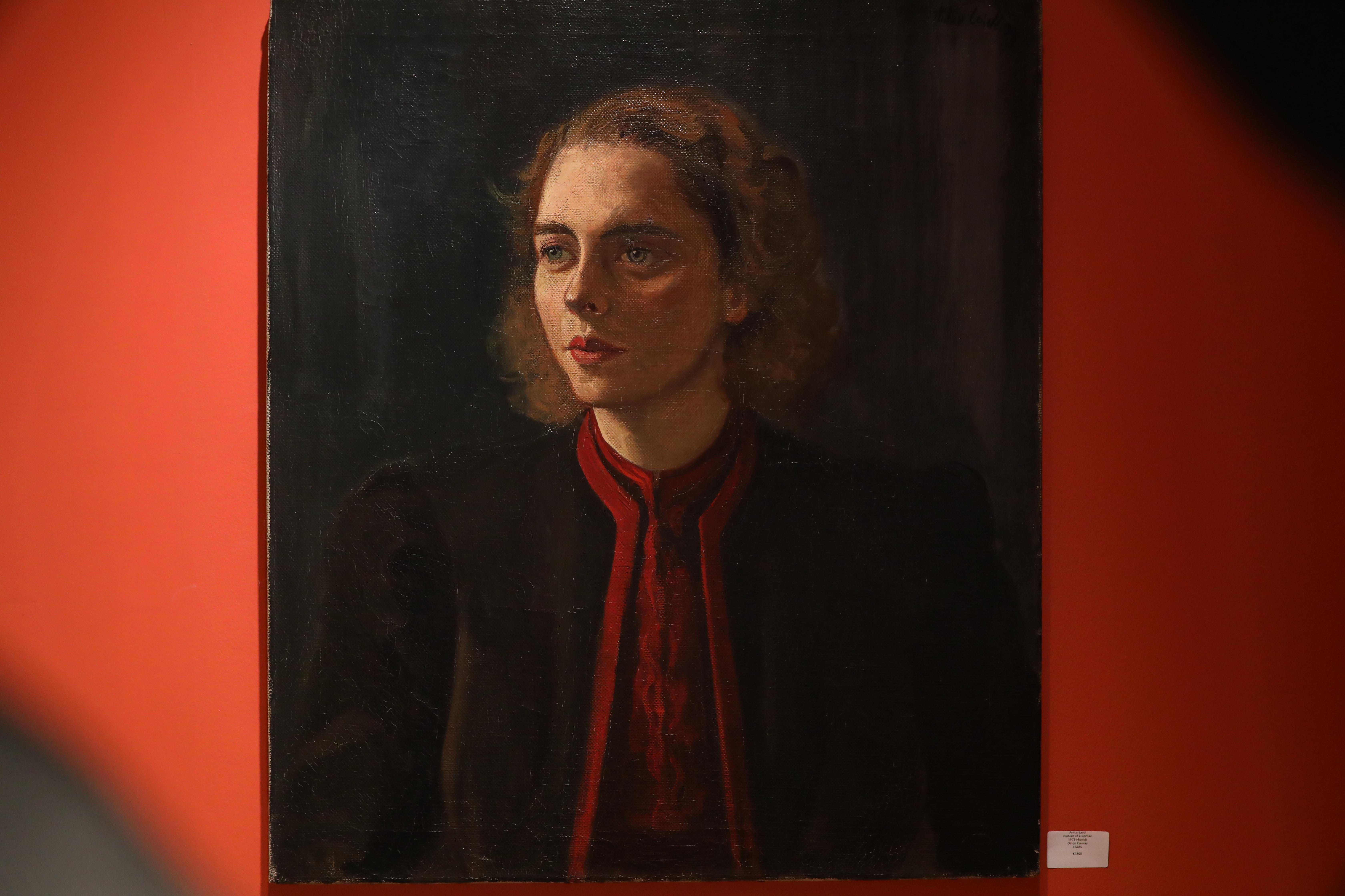 Un portrait d'une beauté envoûtante par Anton Leidl

Il s'agit d'un tableau dans lequel on peut se perdre : le portrait sombre et évocateur d'une jeune femme, peint par l'artiste allemand Anton Leidl à Munich en 1939. Son regard a quelque chose