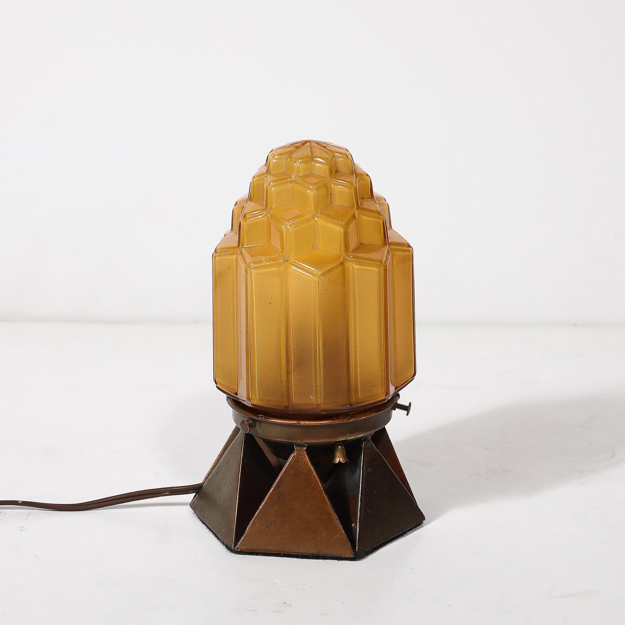 Lampada da tavolo Art Deco Oil Rubbed Bronze Skyscraper in vetro rosa smerigliato e modellato in vendita 3