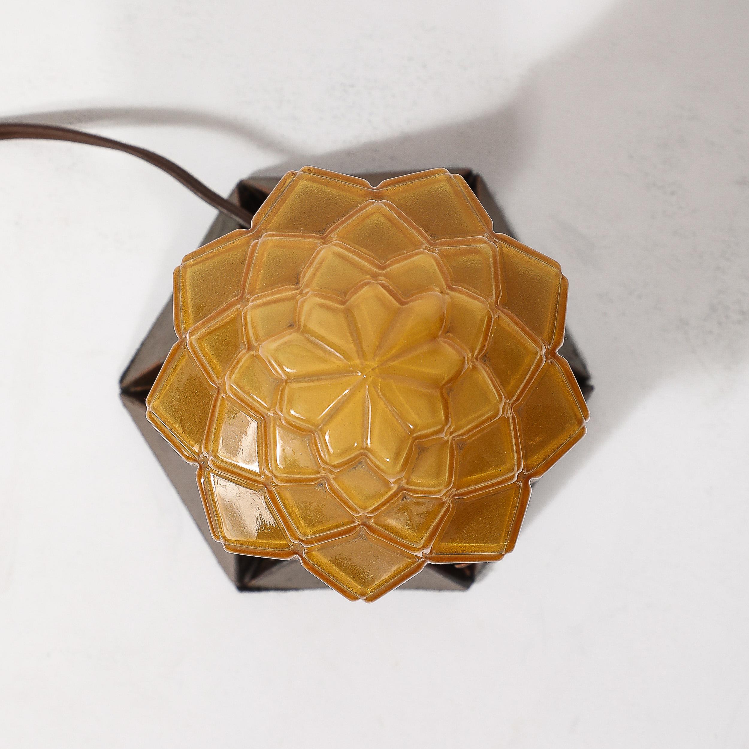 Lampada da tavolo Art Deco Oil Rubbed Bronze Skyscraper in vetro rosa smerigliato e modellato in vendita 5
