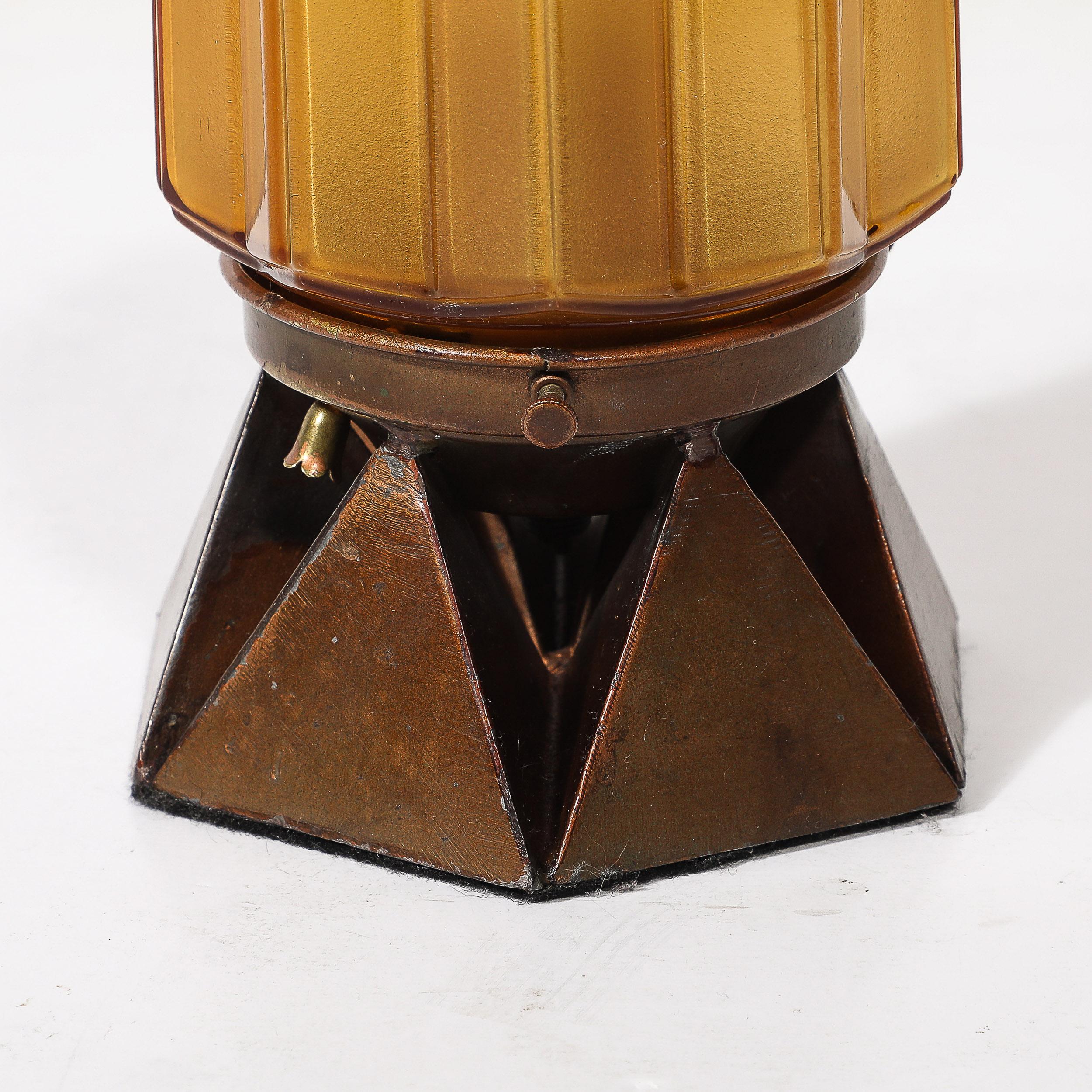 Americano Lampada da tavolo Art Deco Oil Rubbed Bronze Skyscraper in vetro rosa smerigliato e modellato in vendita
