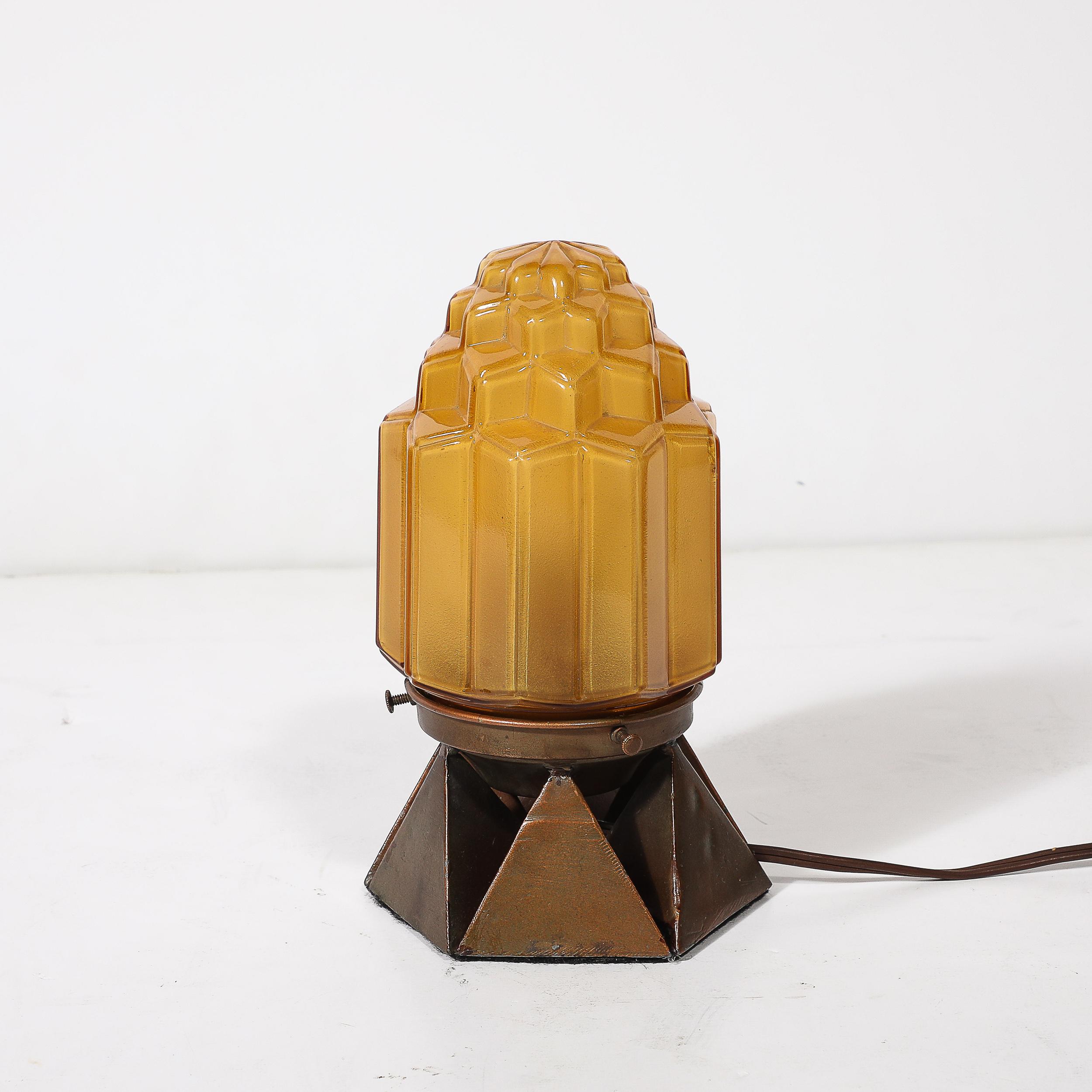 Metà XX secolo Lampada da tavolo Art Deco Oil Rubbed Bronze Skyscraper in vetro rosa smerigliato e modellato in vendita