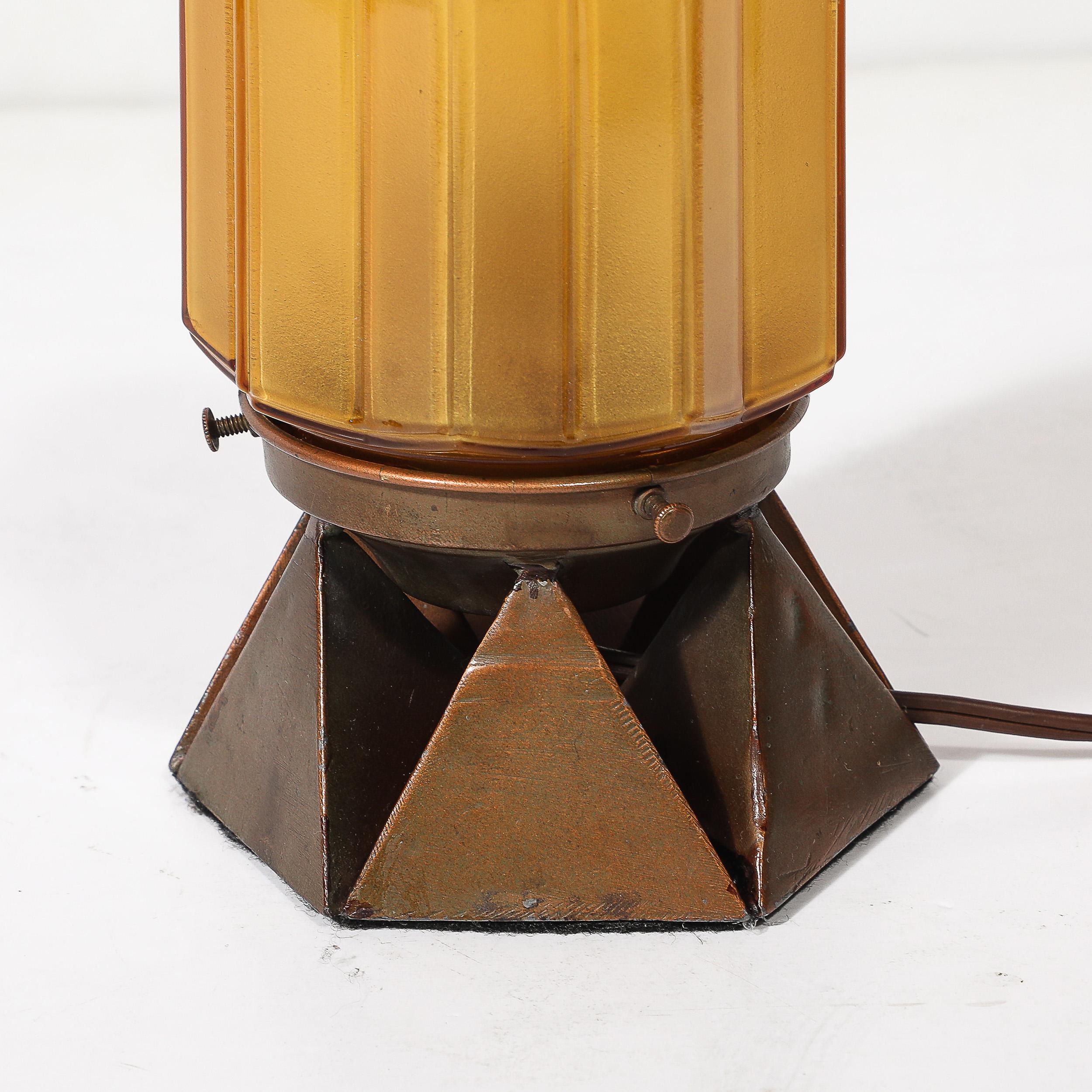 Lampada da tavolo Art Deco Oil Rubbed Bronze Skyscraper in vetro rosa smerigliato e modellato in vendita 1
