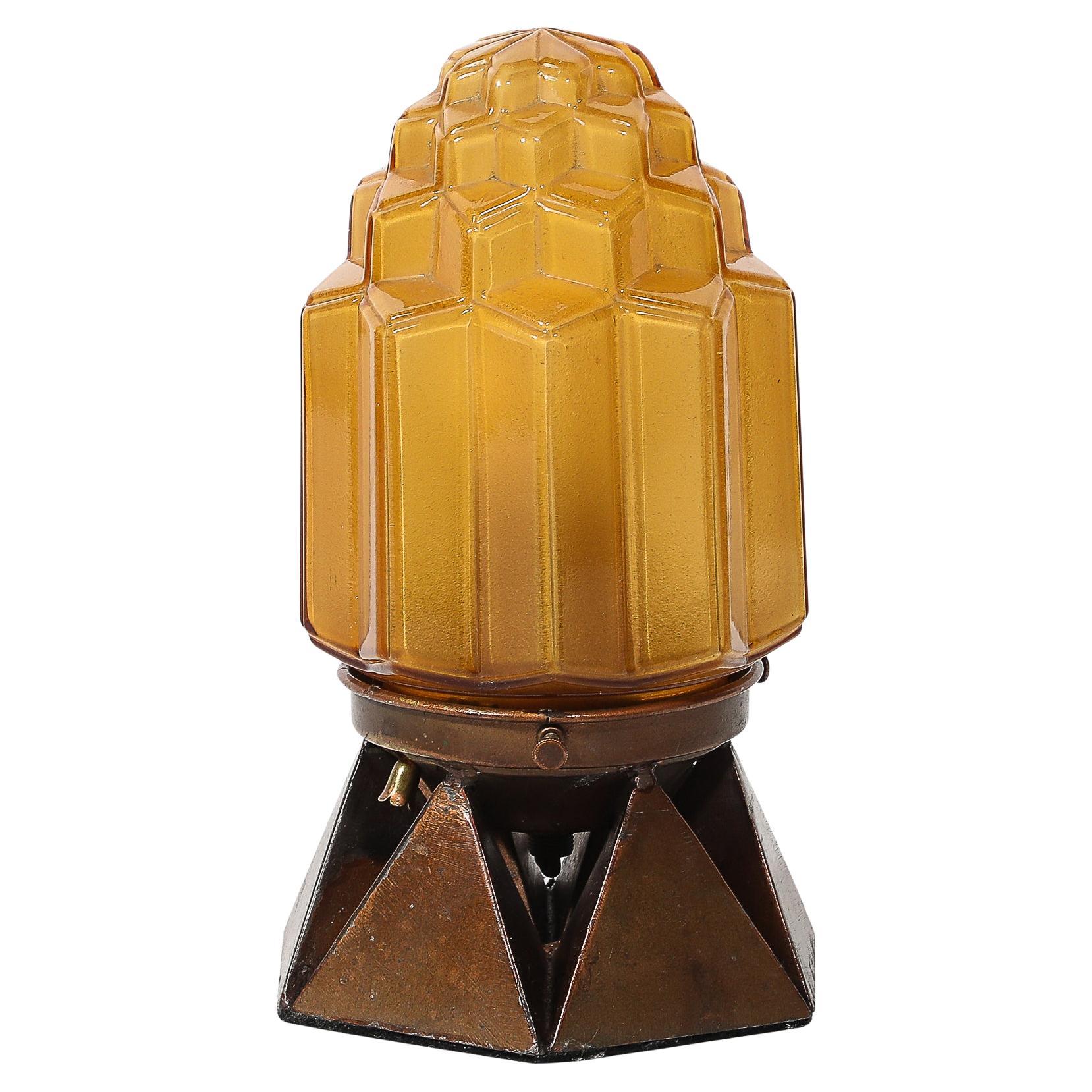 Lampada da tavolo Art Deco Oil Rubbed Bronze Skyscraper in vetro rosa smerigliato e modellato