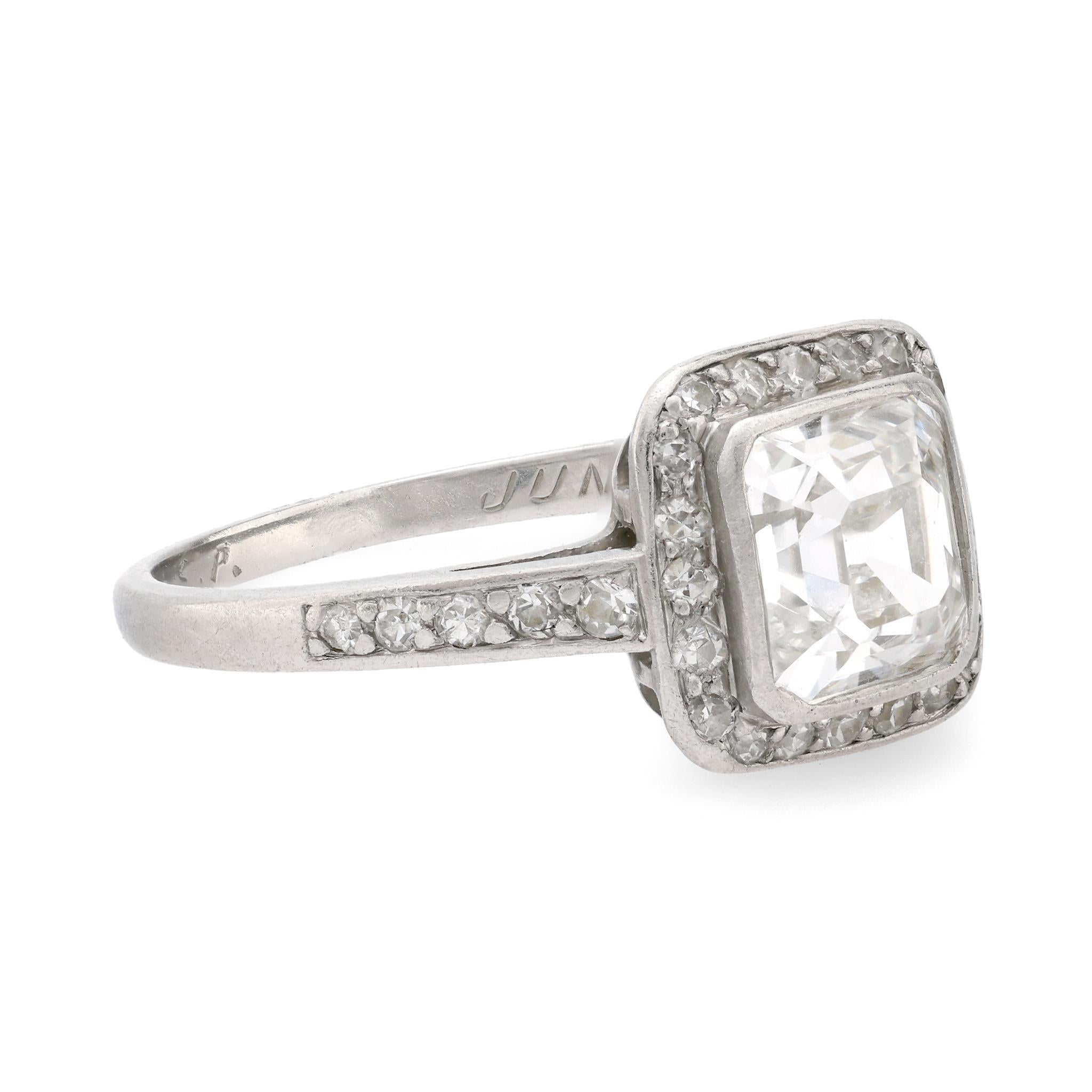 Art Deco alter Asscher-Schliff Diamant Platin Halo Ring (Art déco)
