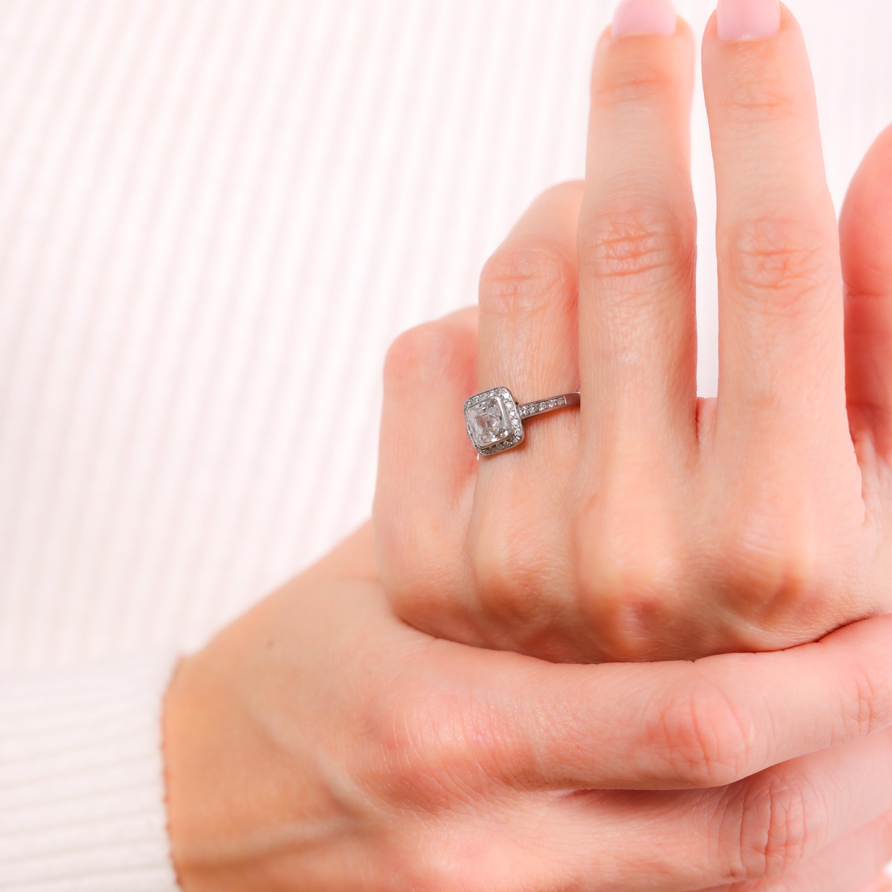 Art Deco alter Asscher-Schliff Diamant Platin Halo Ring im Zustand „Hervorragend“ in Beverly Hills, CA