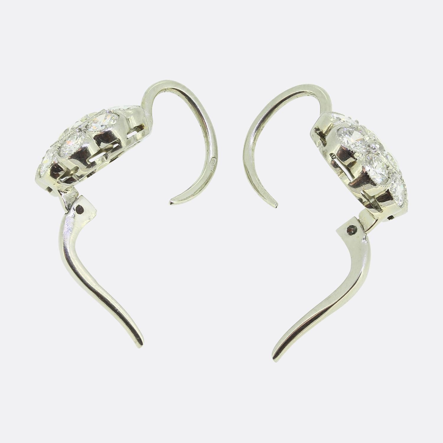 Taille vieille Europe Boucles d'oreilles Art déco avec grappes de diamants taillés à l'ancienne en vente
