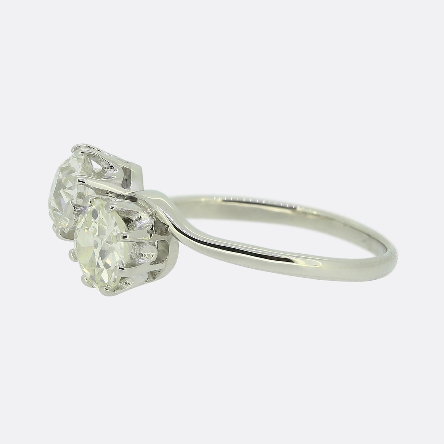 Dies ist ein wirklich eleganter Crossover-Diamantring mit altem Schliff aus der Zeit des Art déco. Die Diamanten sind im alten europäischen Schliff und der Ring ist aus Platin gefertigt.

Zustand: Gebraucht (Sehr gut)
Gewicht: 3,2 Gramm
Ringgröße: L