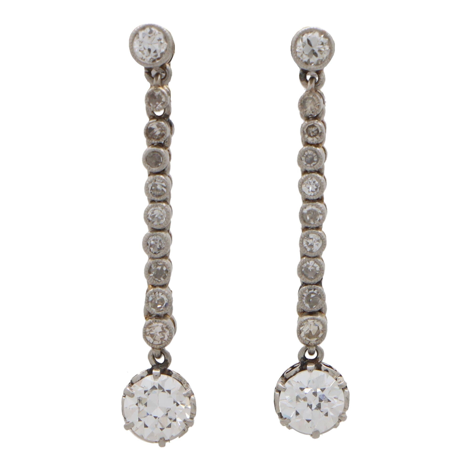  Boucles d'oreilles pendantes Art déco en platine avec diamant taille ancienne Excellent état - En vente à London, GB