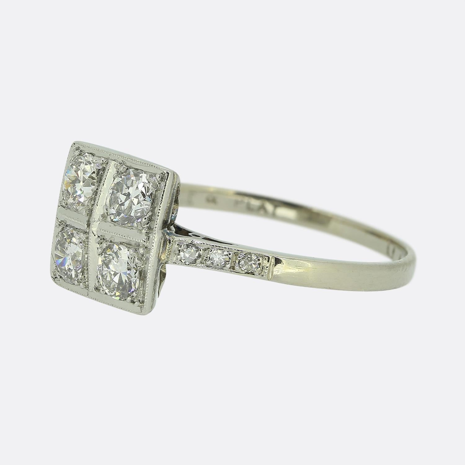 Hier haben wir einen bezaubernden Diamant-Cluster-Ring, der während der Art-Déco-Bewegung sorgfältig aus 18 Karat Weißgold und Platin gefertigt wurde. Die Vorderseite zeigt ein quadratisches Design, das mit vier Diamanten im alten europäischen