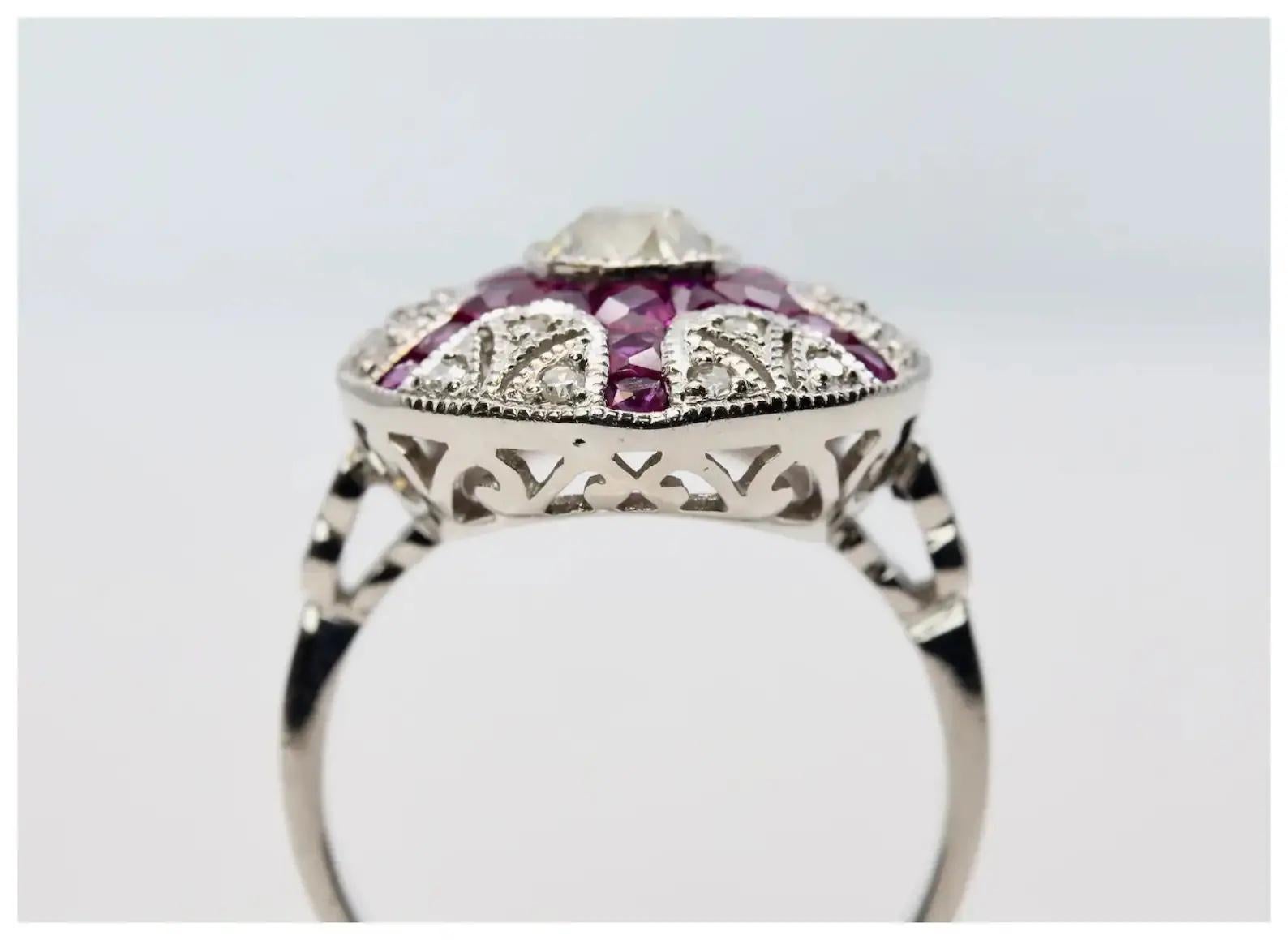 Art Deco Old Euro Diamond & French Cut Ruby Dome Ring in Platin (Französischer Schliff) im Angebot