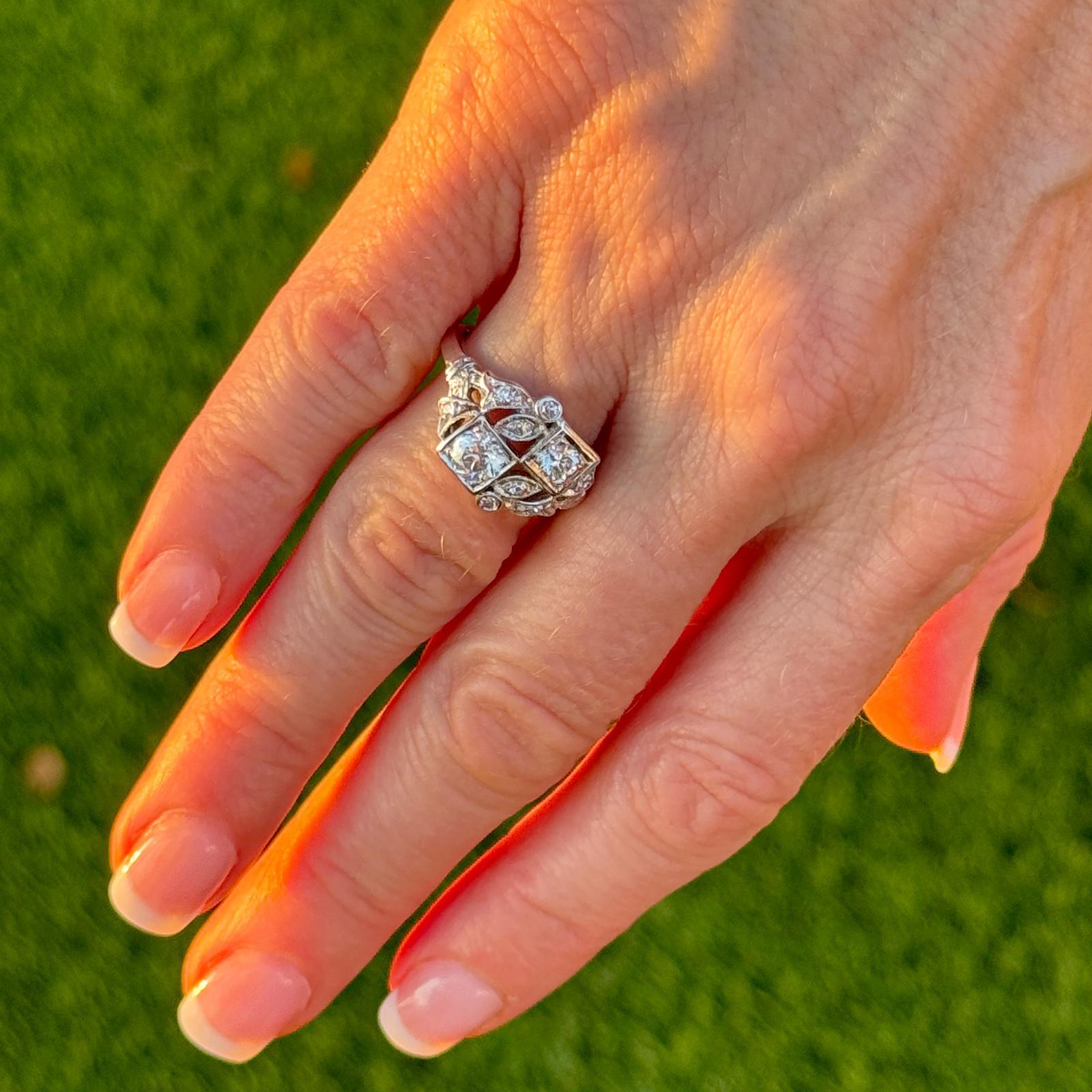 Bypass-Ring aus 14 Karat Weißgold mit Diamanten im alteuropäischen Schliff im Art déco-Stil (Alteuropäischer Schliff)