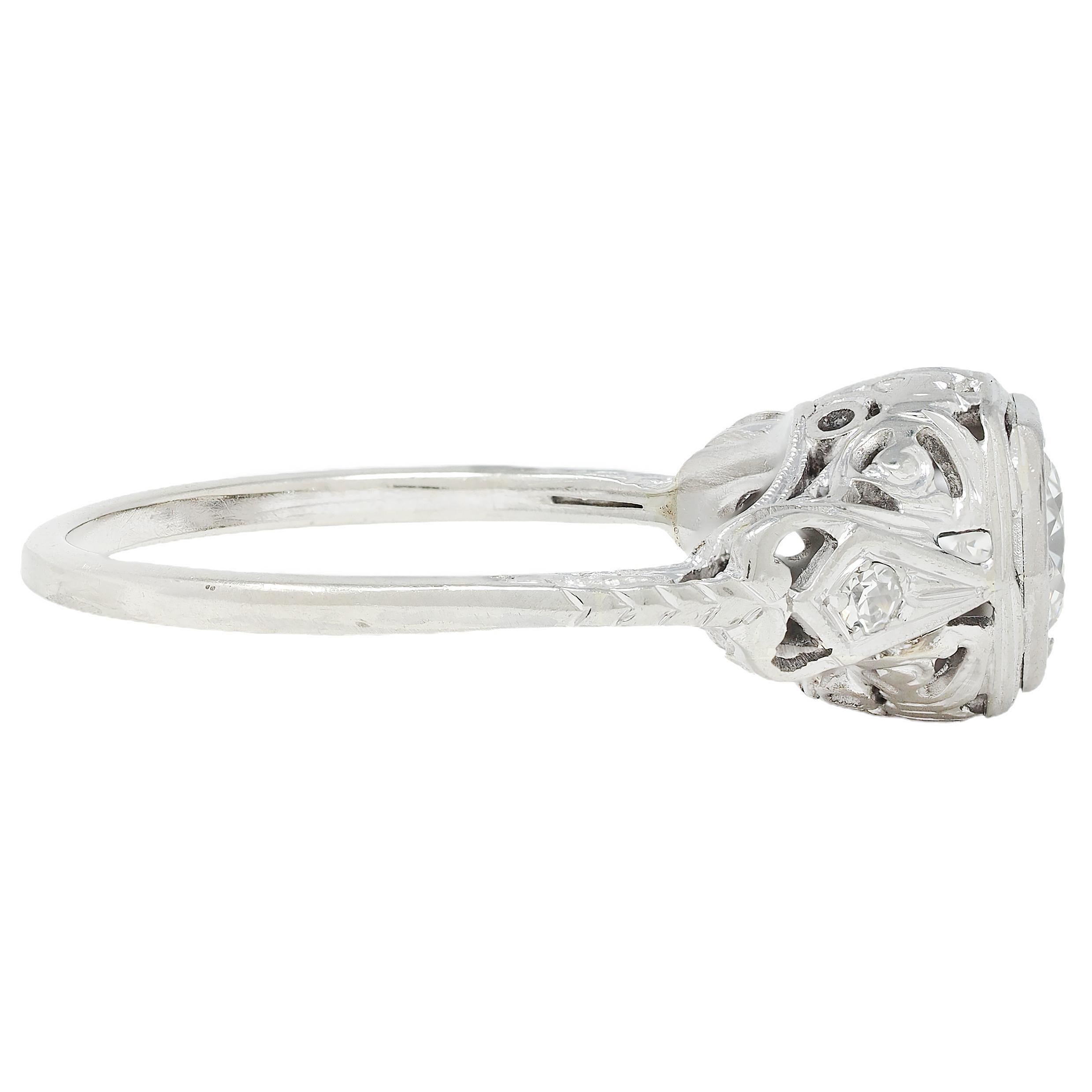 Art Déco Anello di fidanzamento vintage Art Deco con diamante vecchio taglio europeo in oro bianco 14 carati in vendita