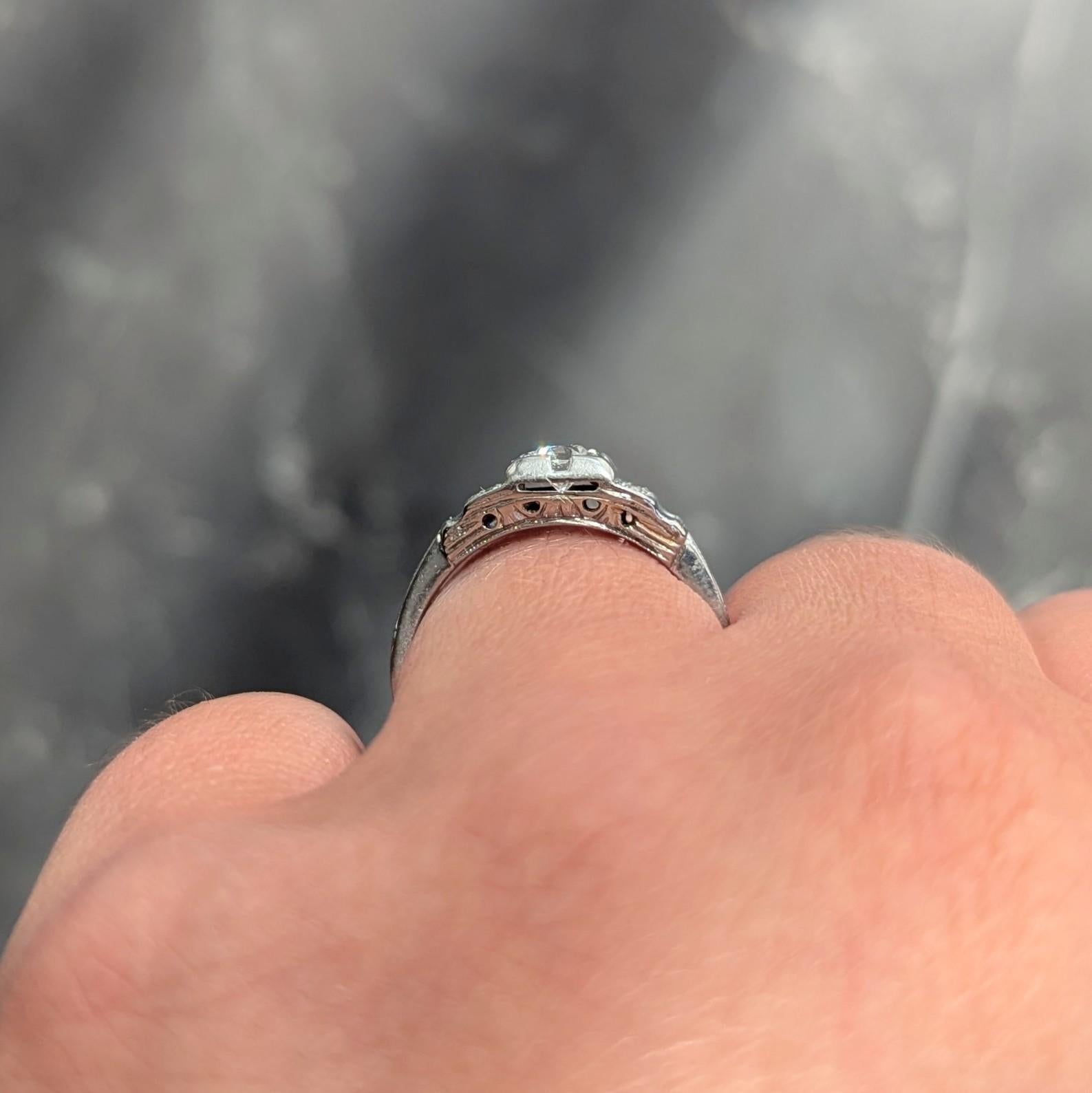 Anello di fidanzamento vintage Art Deco con diamante vecchio taglio europeo in oro bianco 18 carati in vendita 1