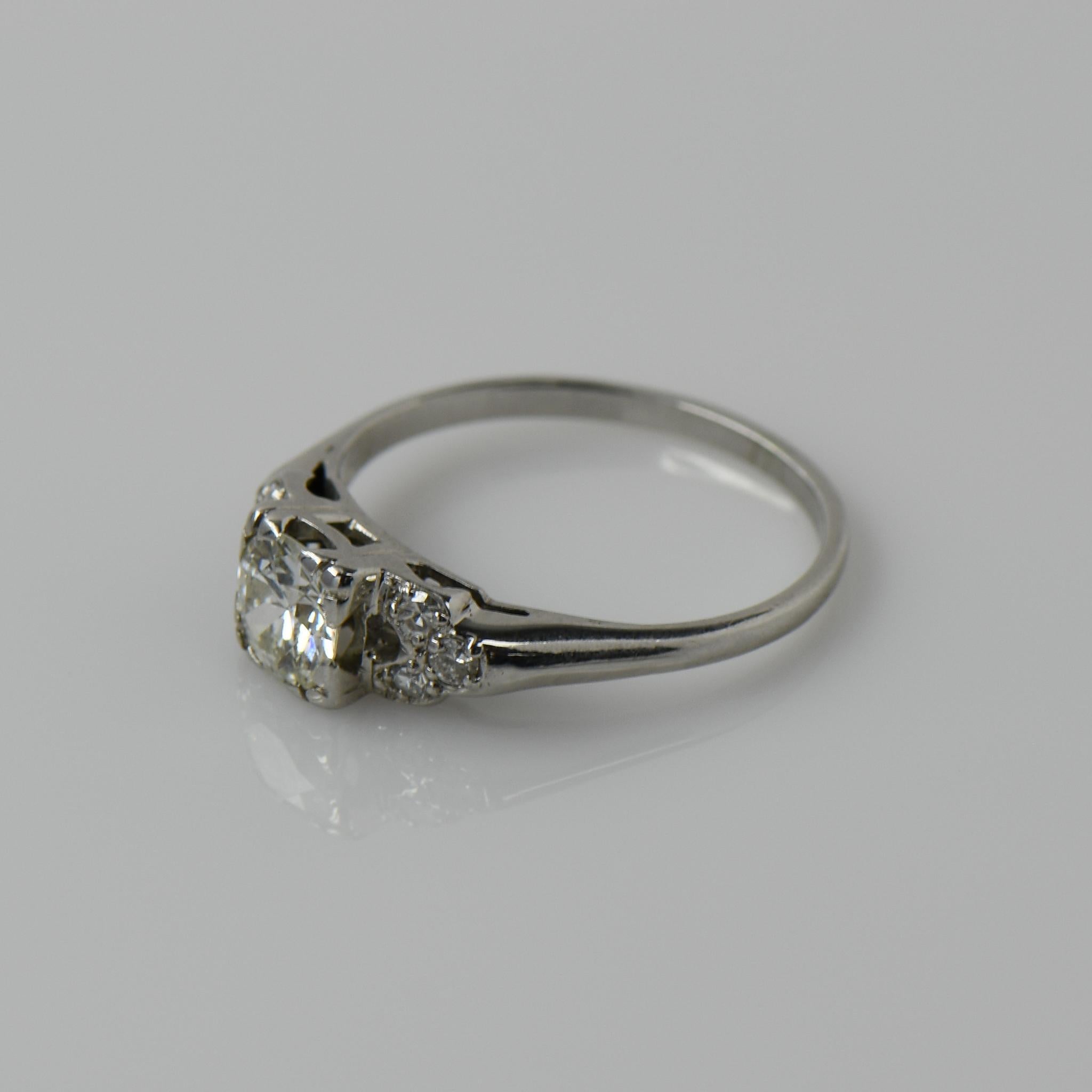 Größe: 6
Metall Typ: 18K Weißgold
Gewicht: 1.9G
Gold Schmelzwert:  $114
Breite: 5,62 mm bis 1,23 mm am Schaft
Finger bis Oberkante Ring: 5.01mm
Punzierungen: Keine

Primärer Edelstein Details: 
Art: Diamant
Menge: 1
Schnitt: Alteuropäischer