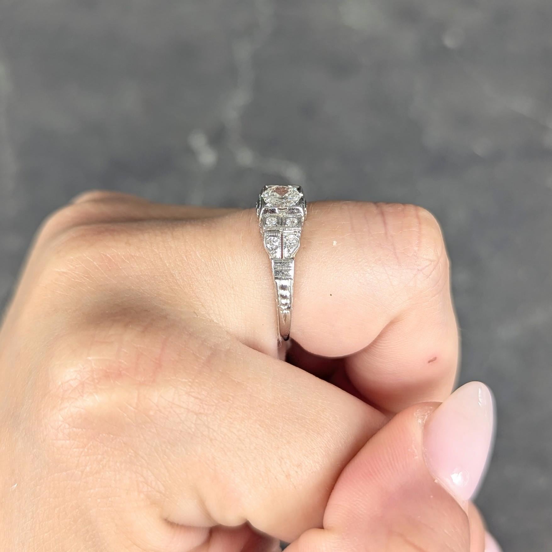 Art Deco Alt Europäischer Schliff Diamant 18K Weißgold Vintage Abgestufter Verlobungsring im Angebot 4