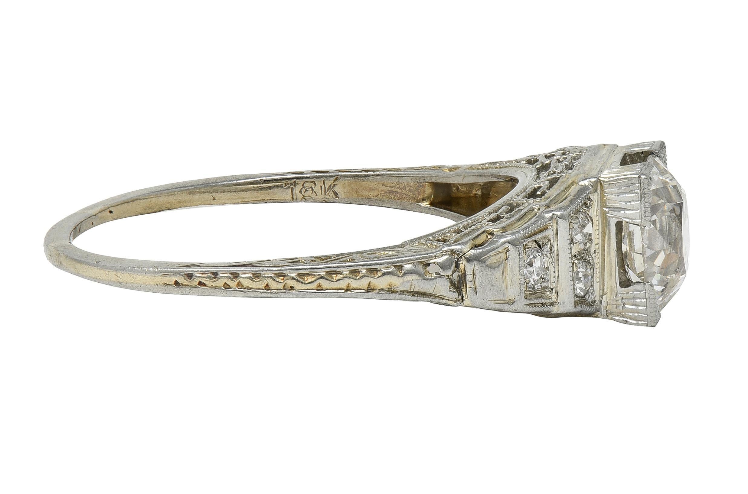 Art Déco Anello di fidanzamento vintage a gradini in oro bianco 18 carati con diamante vecchio taglio europeo Art of Vintage in vendita