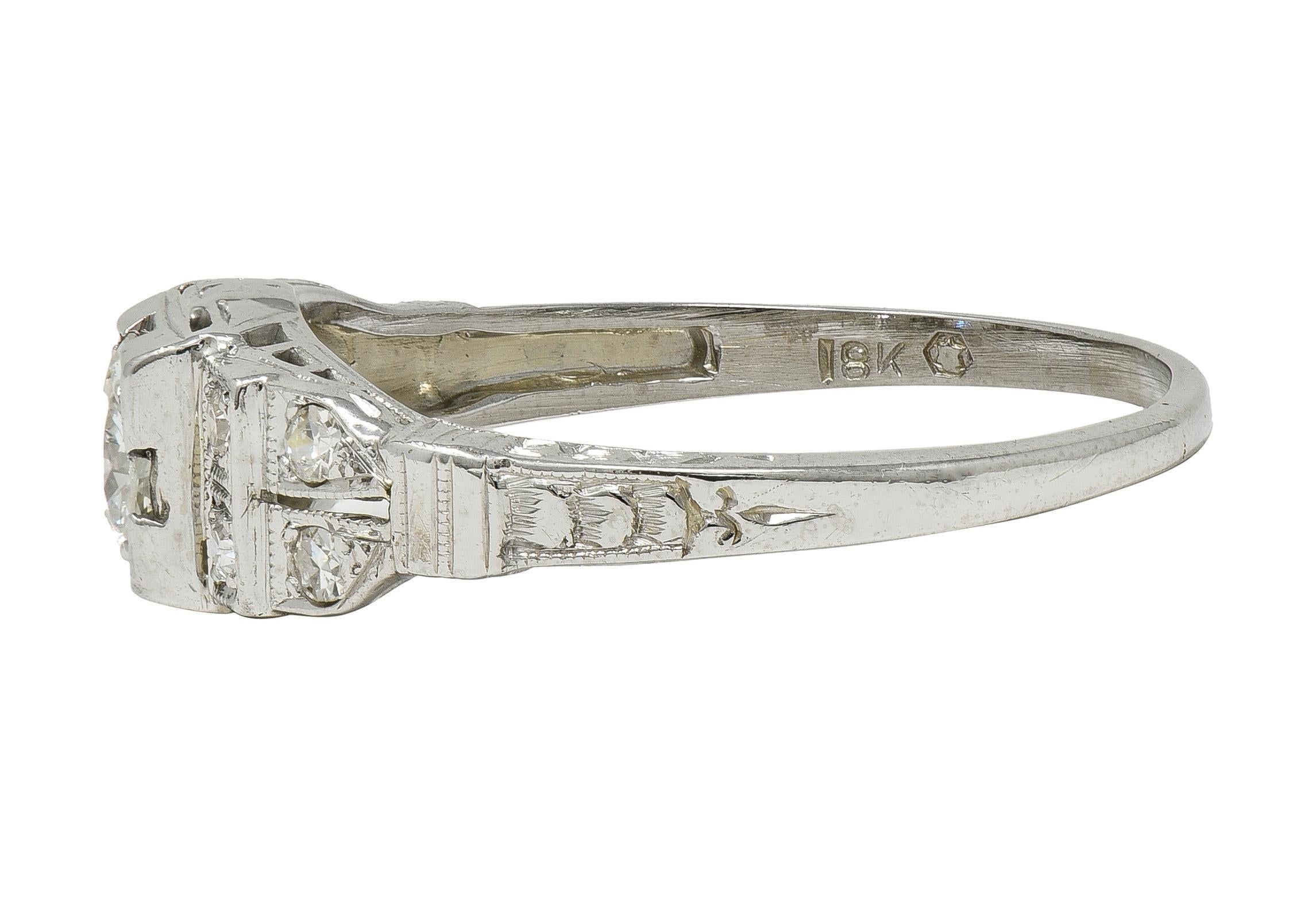 Art Deco Alt Europäischer Schliff Diamant 18K Weißgold Vintage Abgestufter Verlobungsring im Zustand „Hervorragend“ im Angebot in Philadelphia, PA