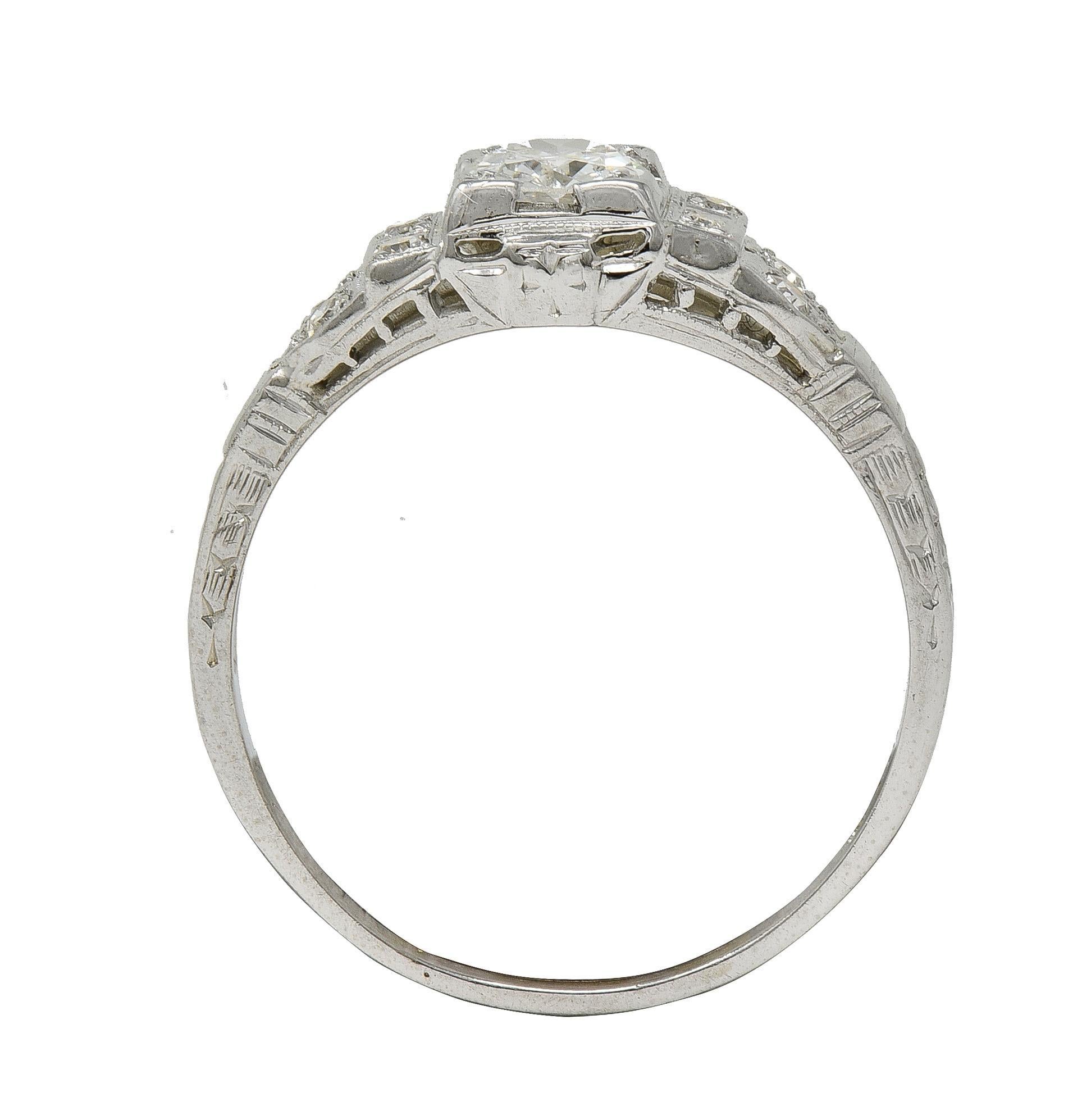 Art Deco Alt Europäischer Schliff Diamant 18K Weißgold Vintage Abgestufter Verlobungsring im Angebot 1