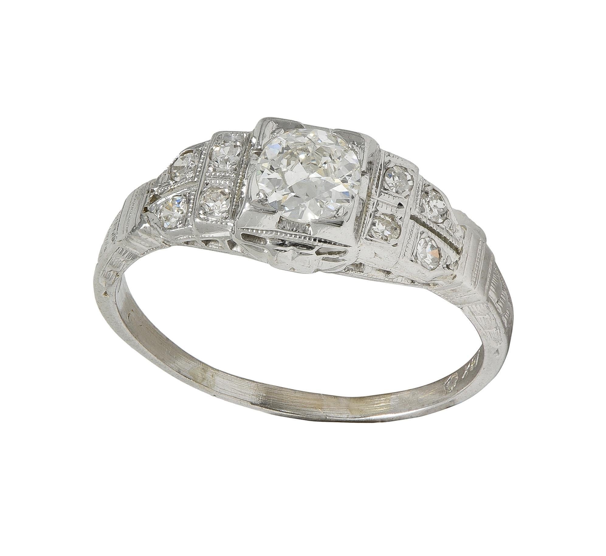 Art Deco Alt Europäischer Schliff Diamant 18K Weißgold Vintage Abgestufter Verlobungsring im Angebot 2