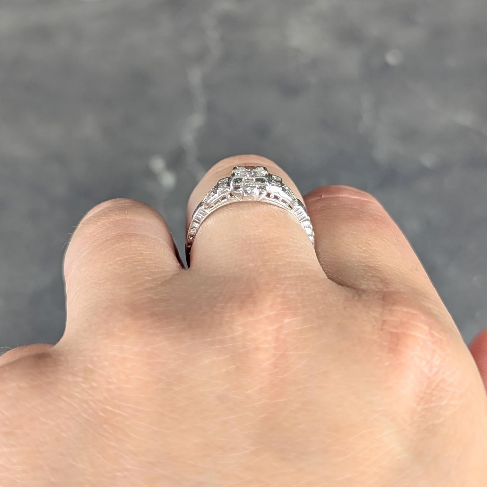 Art Deco Alt Europäischer Schliff Diamant 18K Weißgold Vintage Abgestufter Verlobungsring im Angebot 3