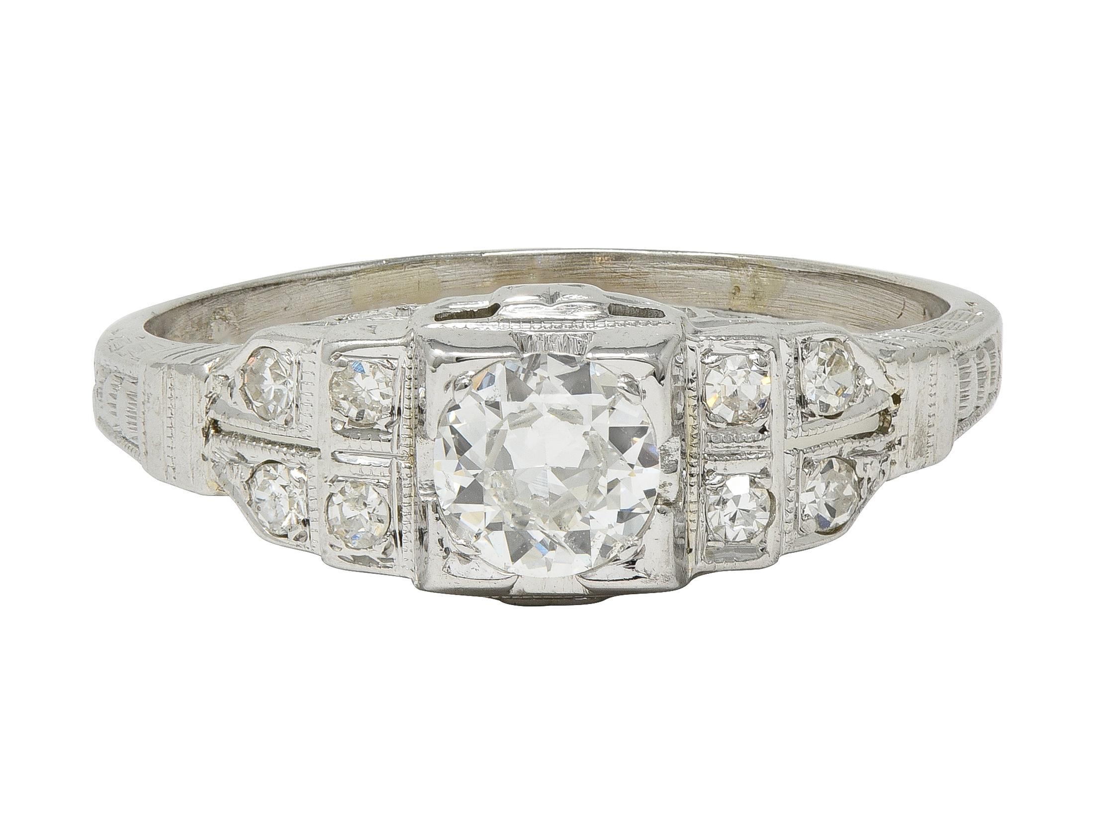 Art Deco Alt Europäischer Schliff Diamant 18K Weißgold Vintage Abgestufter Verlobungsring im Angebot