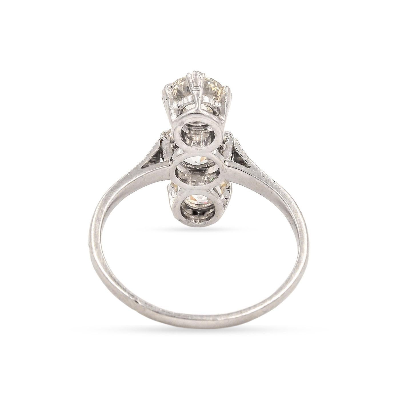 Art Deco 3-Stein-Ring mit Diamanten im alteuropäischen Schliff (Art déco) im Angebot