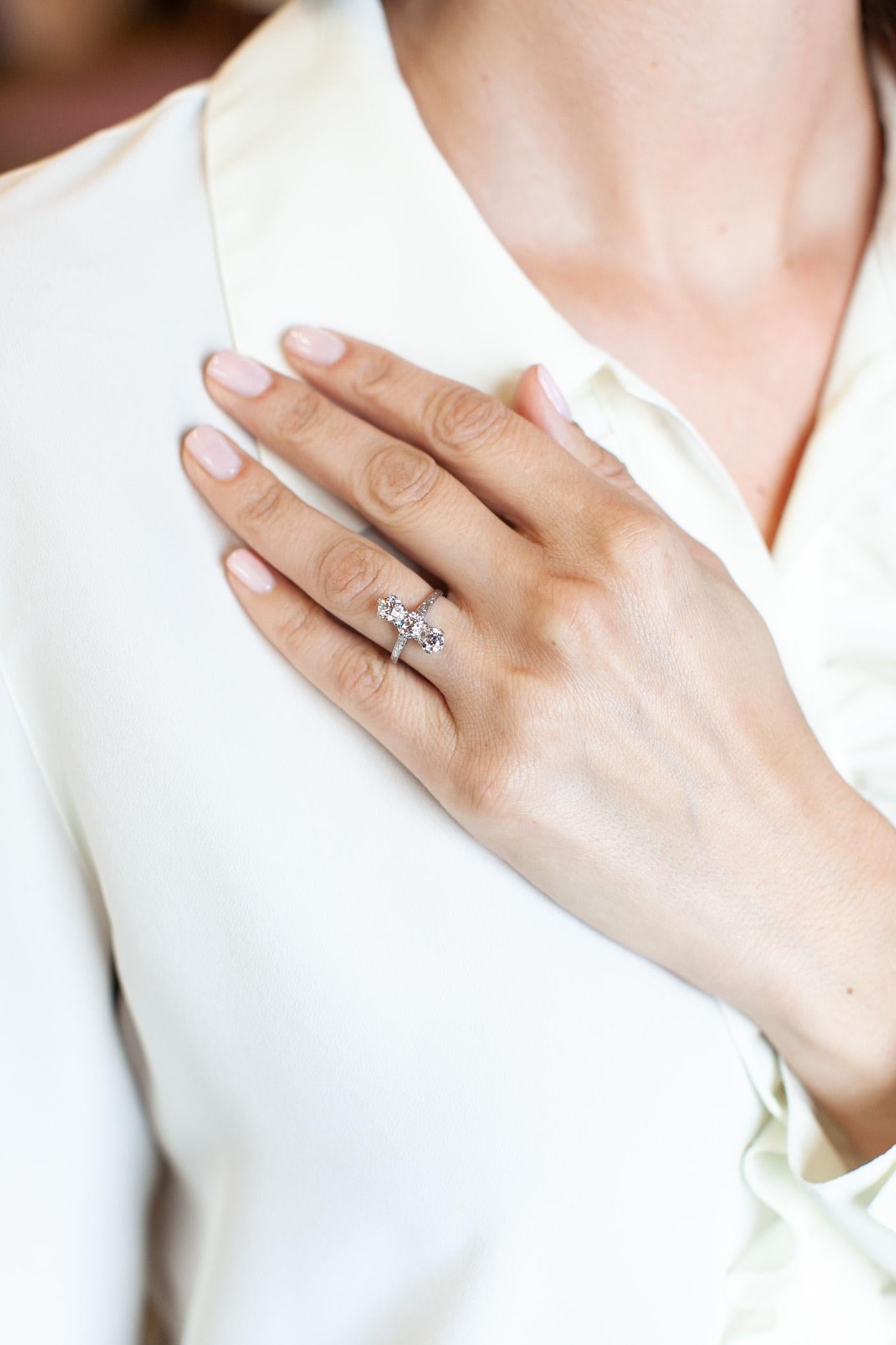 Art Deco 3-Stein-Ring mit Diamanten im alteuropäischen Schliff im Zustand „Hervorragend“ im Angebot in Los Angeles, CA