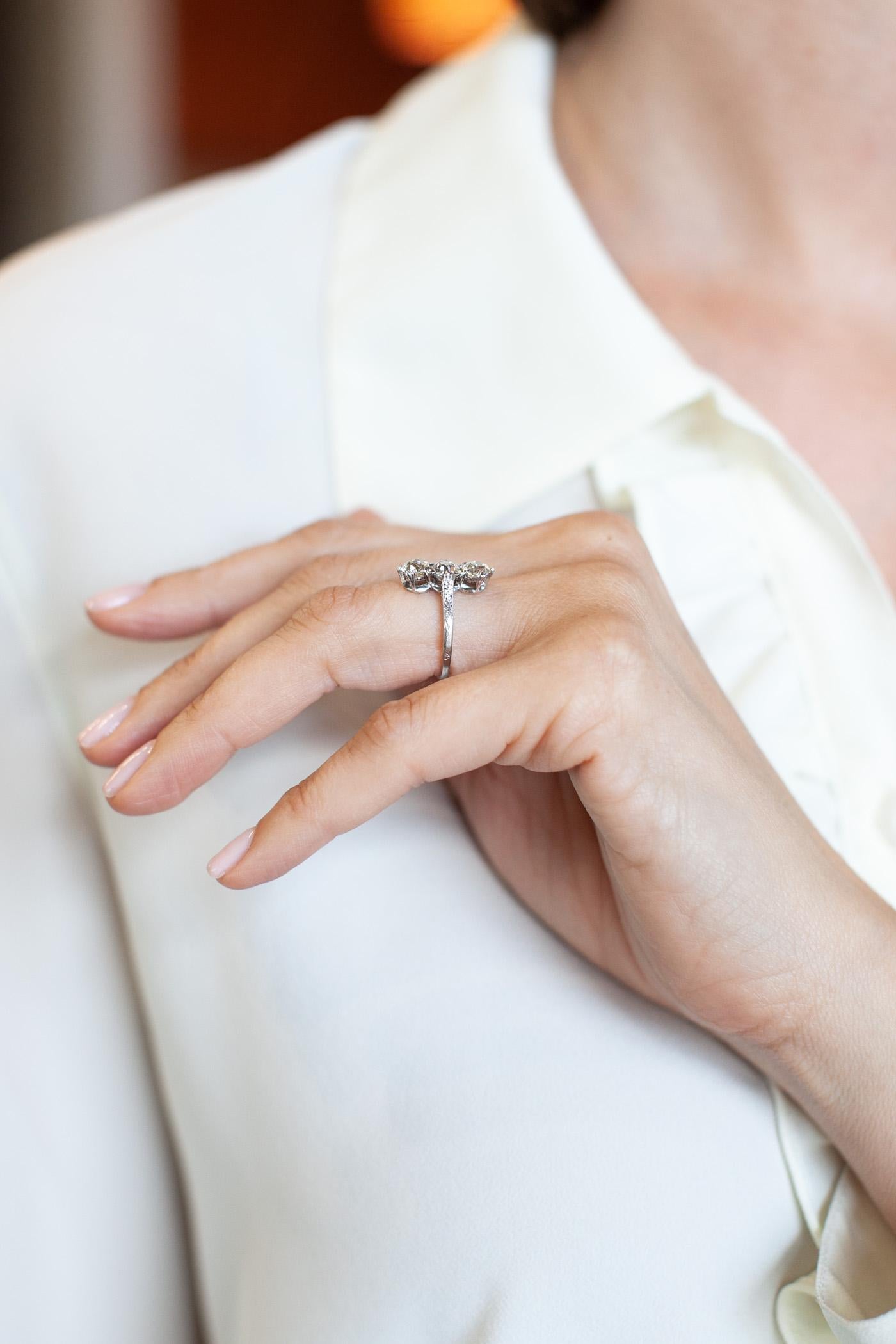 Art Deco 3-Stein-Ring mit Diamanten im alteuropäischen Schliff Damen im Angebot