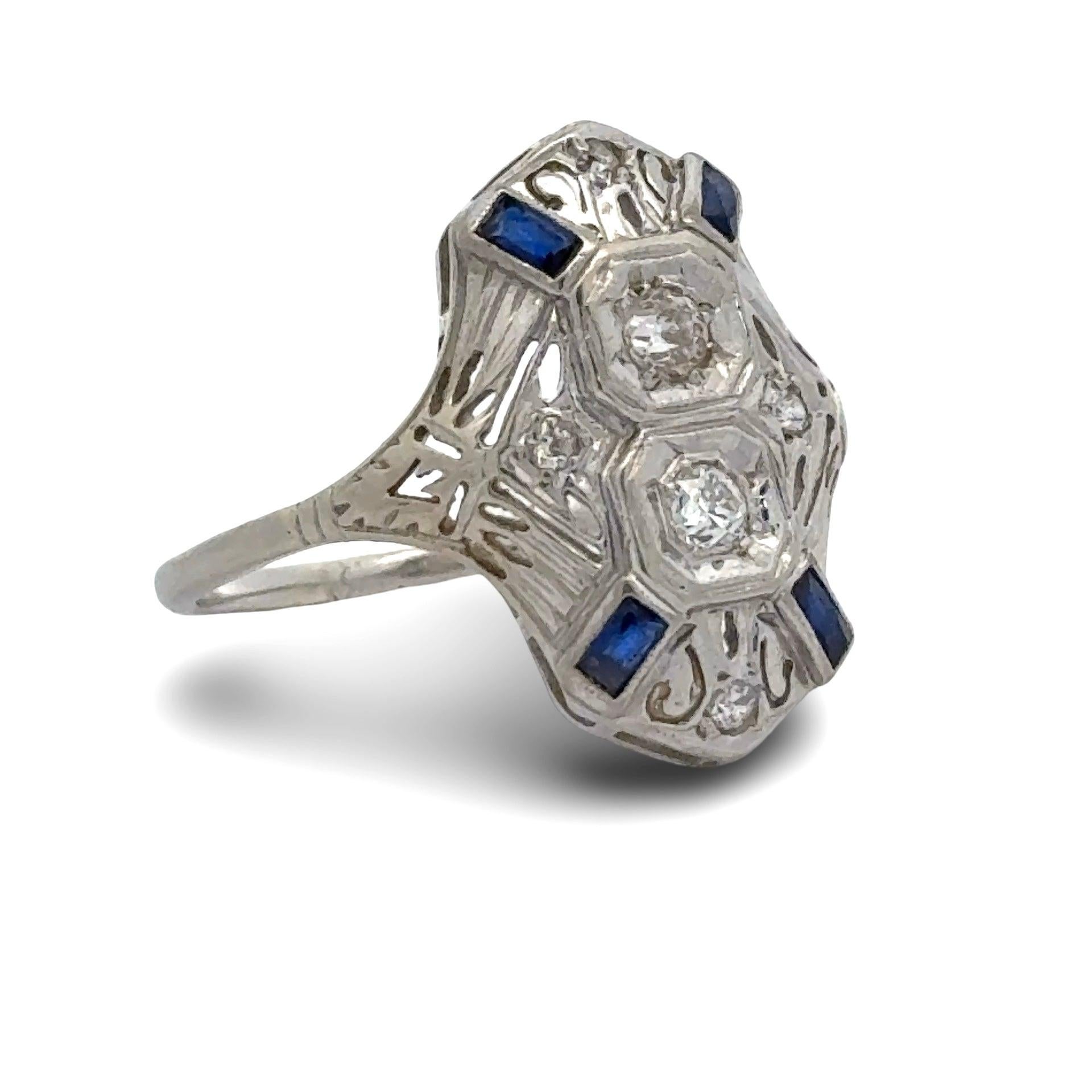 Cette exquise bague Art déco des années 1930 met en valeur six diamants de taille Old European totalisant environ 0,33 carats, de couleur H-I et de pureté VS2-SI1, complétés par quatre saphirs de taille française totalisant environ 0,40 carats.