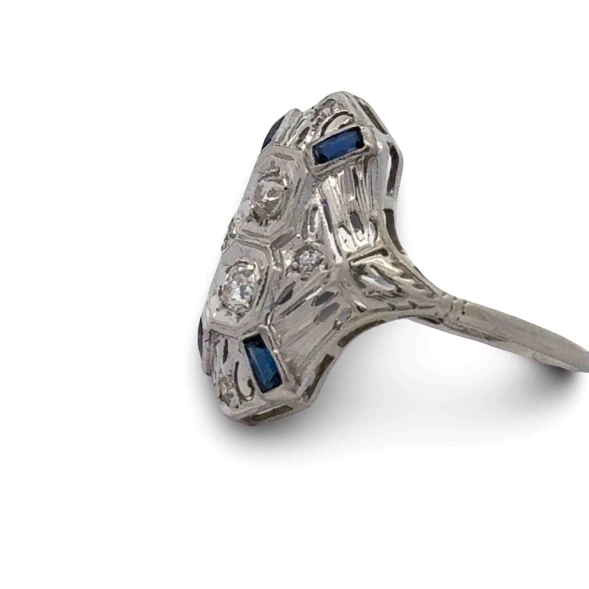 Taille vieille Europe Bague Art déco en or blanc 18k avec filigrane de diamants et saphirs de taille européenne ancienne en vente