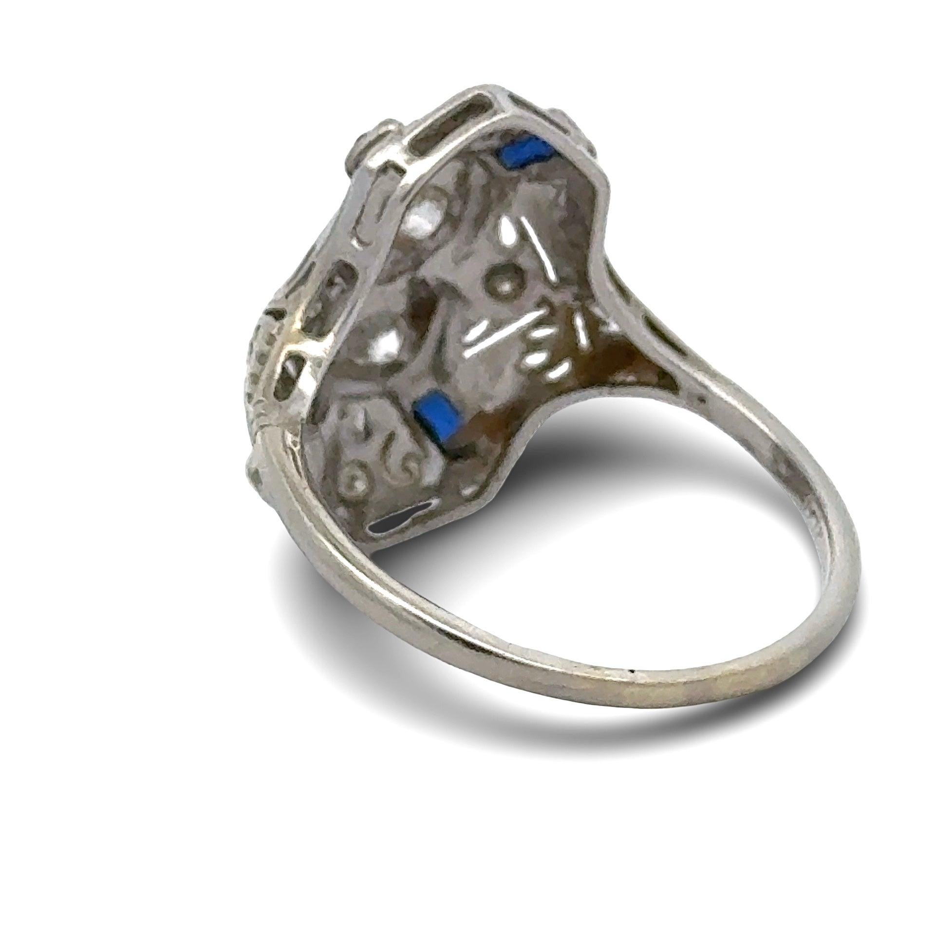 Bague Art déco en or blanc 18k avec filigrane de diamants et saphirs de taille européenne ancienne Bon état - En vente à Derby, NY