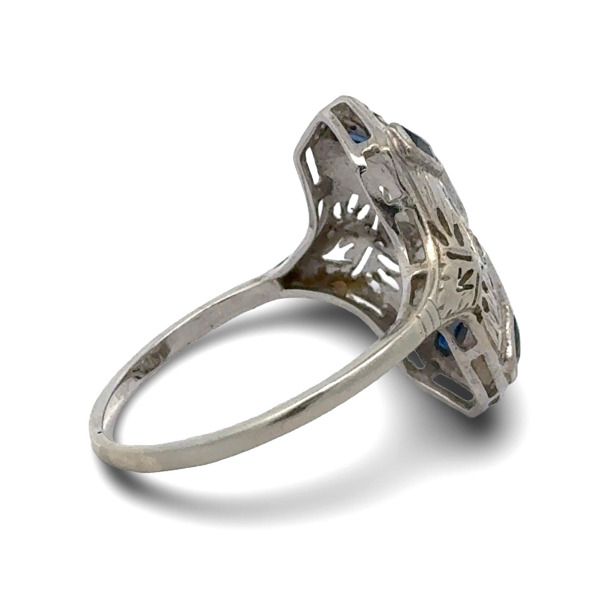 Bague Art déco en or blanc 18k avec filigrane de diamants et saphirs de taille européenne ancienne Pour femmes en vente