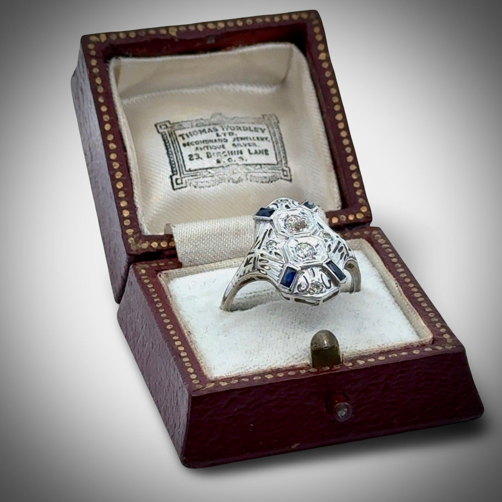 Bague Art déco en or blanc 18k avec filigrane de diamants et saphirs de taille européenne ancienne en vente 1