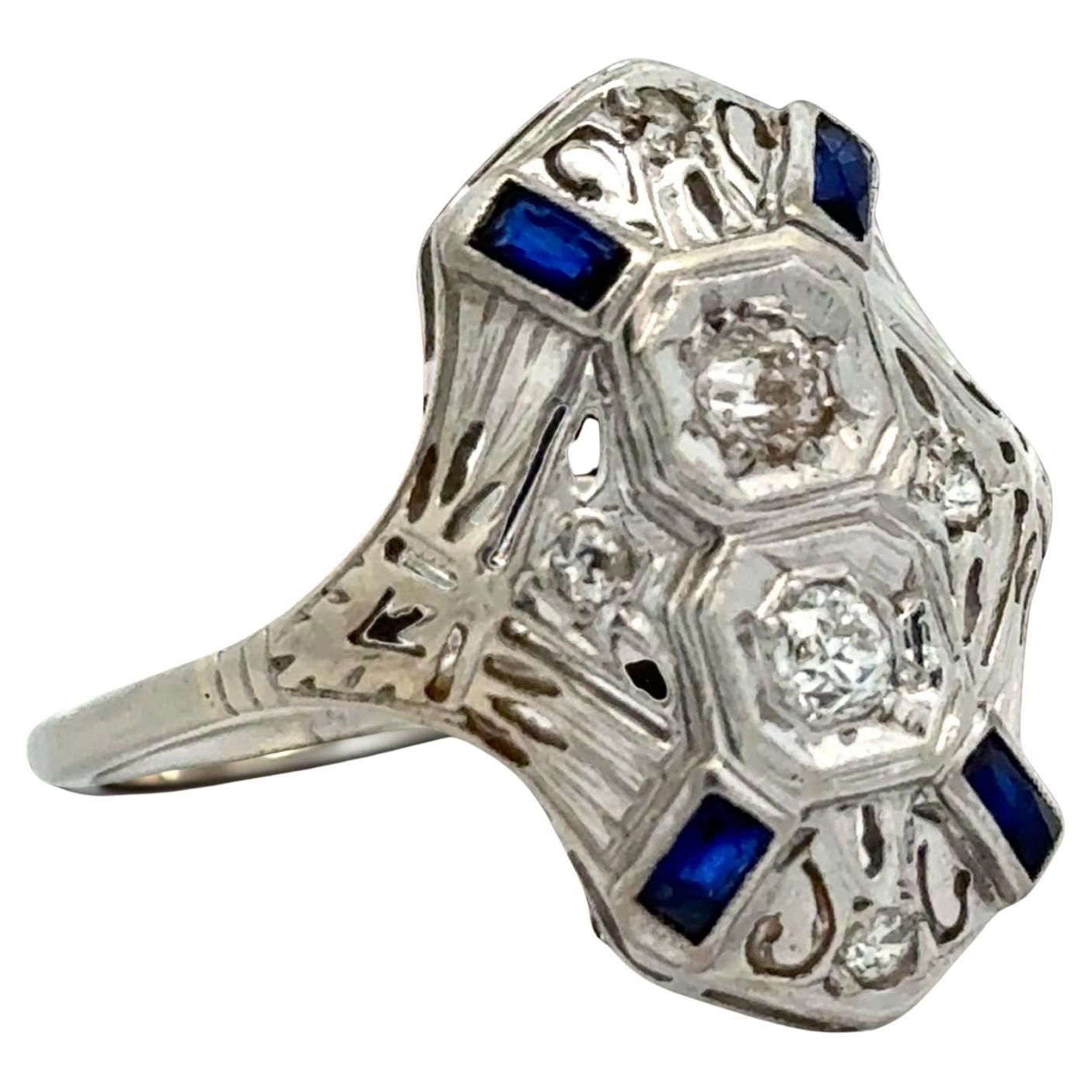Anello Art Deco con diamanti e zaffiri taglio europeo in filigrana in oro bianco 18 ct.