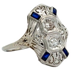 Anello Art Deco con diamanti e zaffiri taglio europeo in filigrana in oro bianco 18 ct.