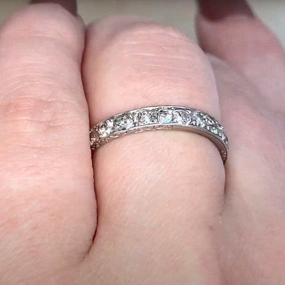 Questa squisita fede nuziale Art Deco mostra l'eleganza senza tempo degli anni '20, con un design a mezza altezza incastonato con diamanti di taglio europeo antico in un'incastonatura a griffe condivisa. Questi diamanti antichi, amati per il loro