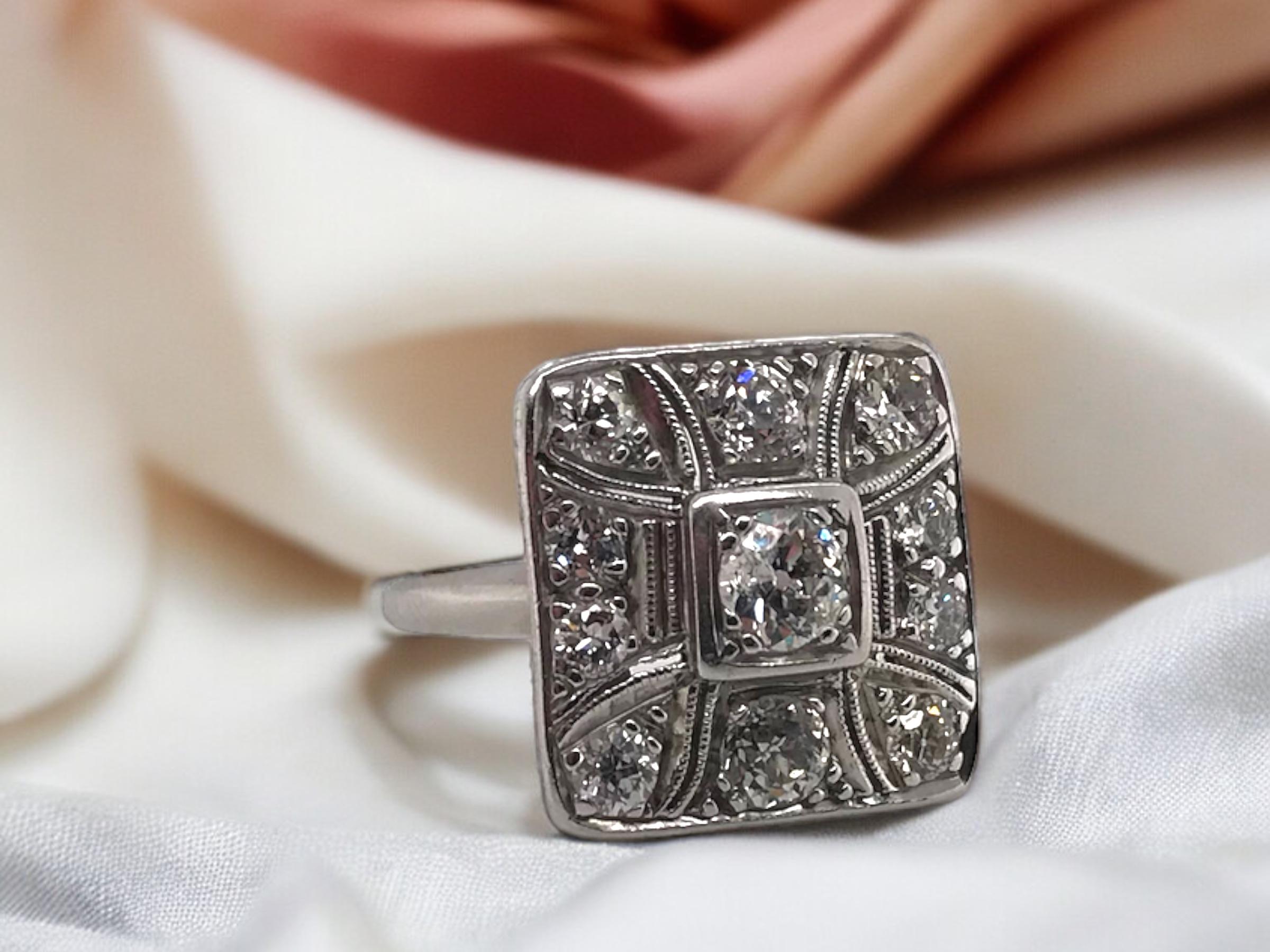Ci piace sempre un cluster di diamanti di vecchio taglio!
La bellezza semplicistica di questo pezzo è magnifica.

Dettagli dell'anello
Epoca: Art Deco 1920 - 1940
Materiale: Oro bianco 14K
Lunghezza della testa: 15 mm
Larghezza della testa: 15