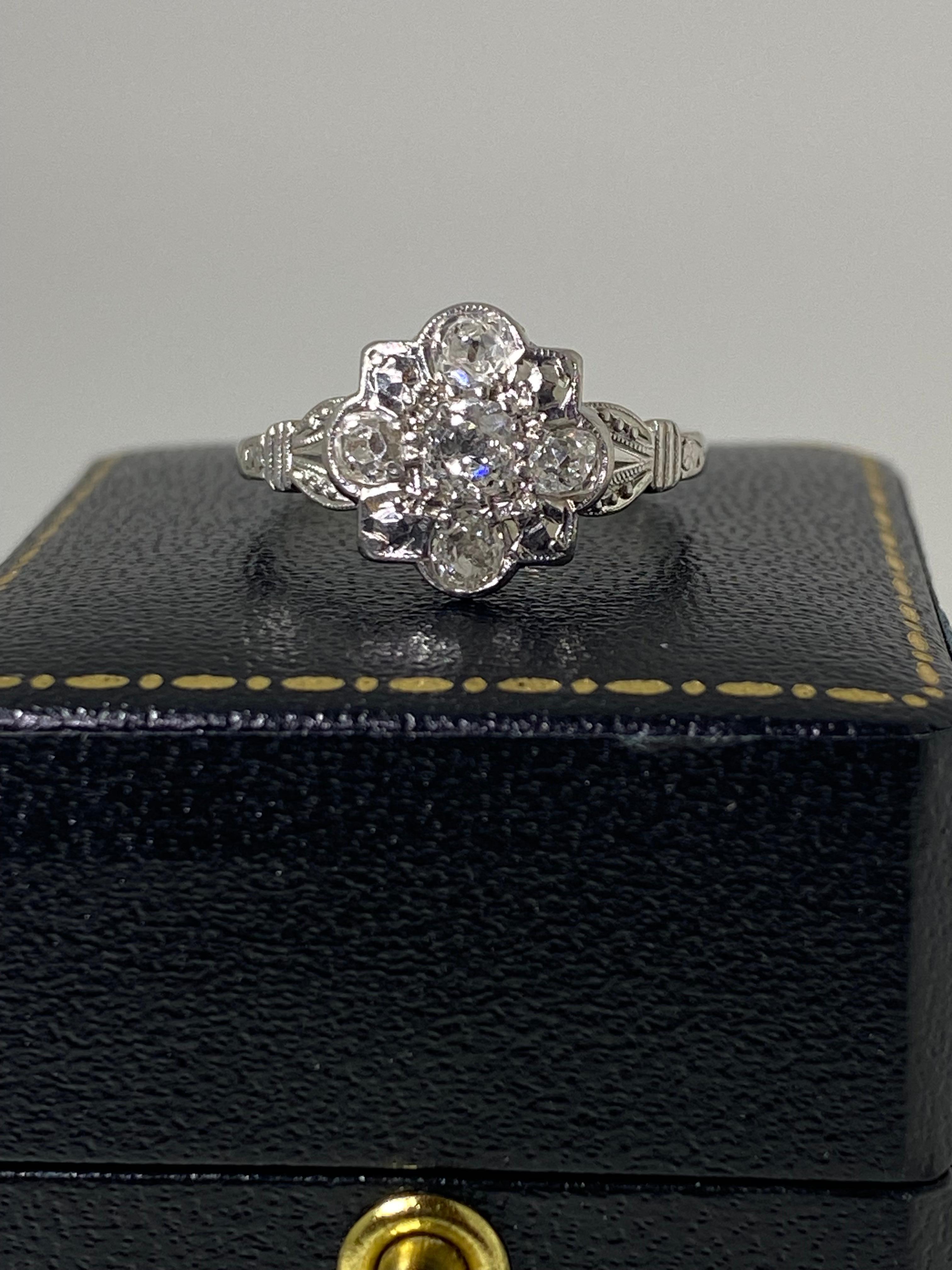 Art-Deco Old-European Cut Diamond Daisy Flower Shaped Engagement Platinum Ring In Excellent Condition For Sale In MELBOURNE, AU