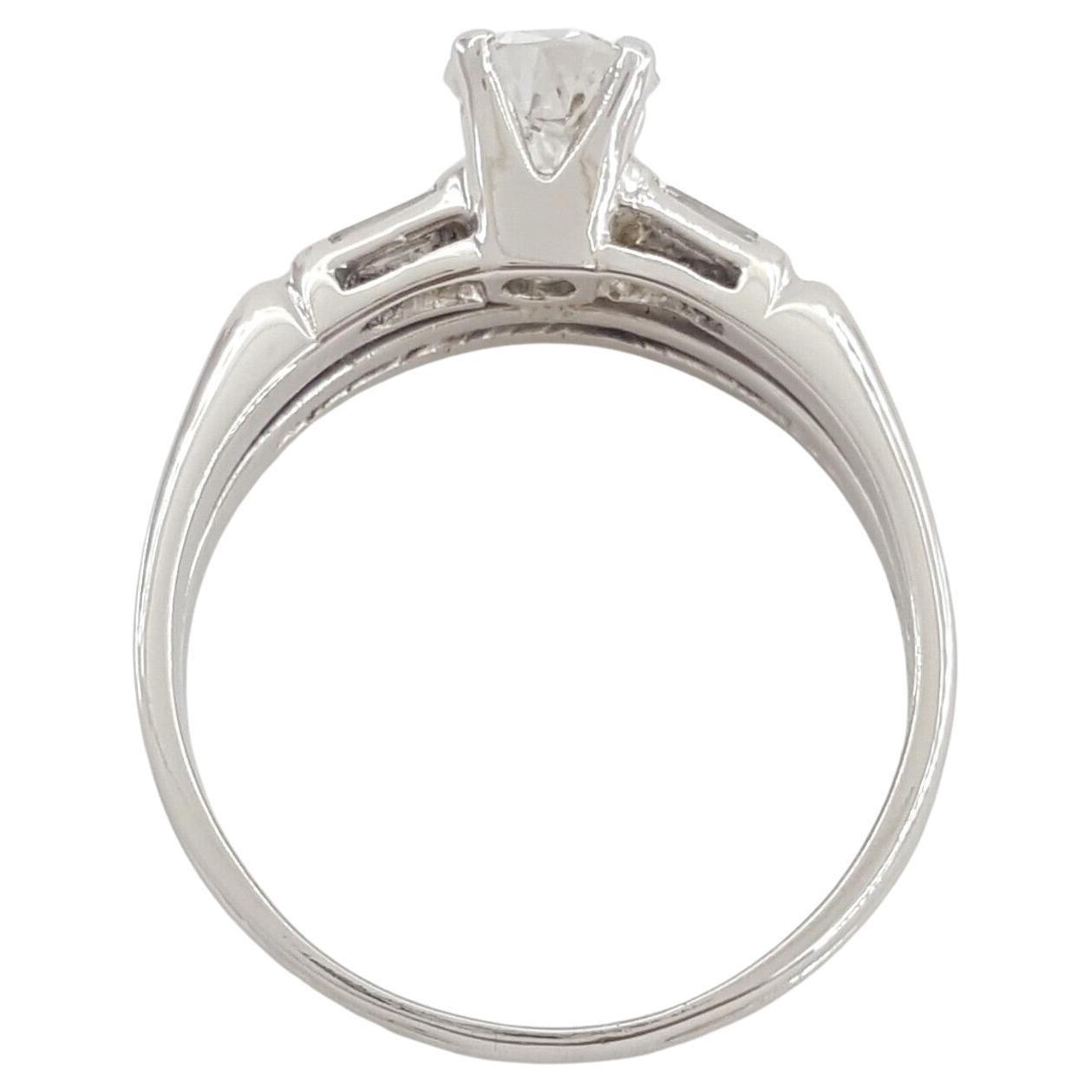 Anillo de compromiso y alianza de diamantes talla europea antigua Art Decó en oro blanco de 14k.
Ambos anillos pesan 3,4 gramos, talla 7, la piedra central es un diamante natural de talla europea antigua que pesa 0,57 ct, color G, claridad SI2, mide