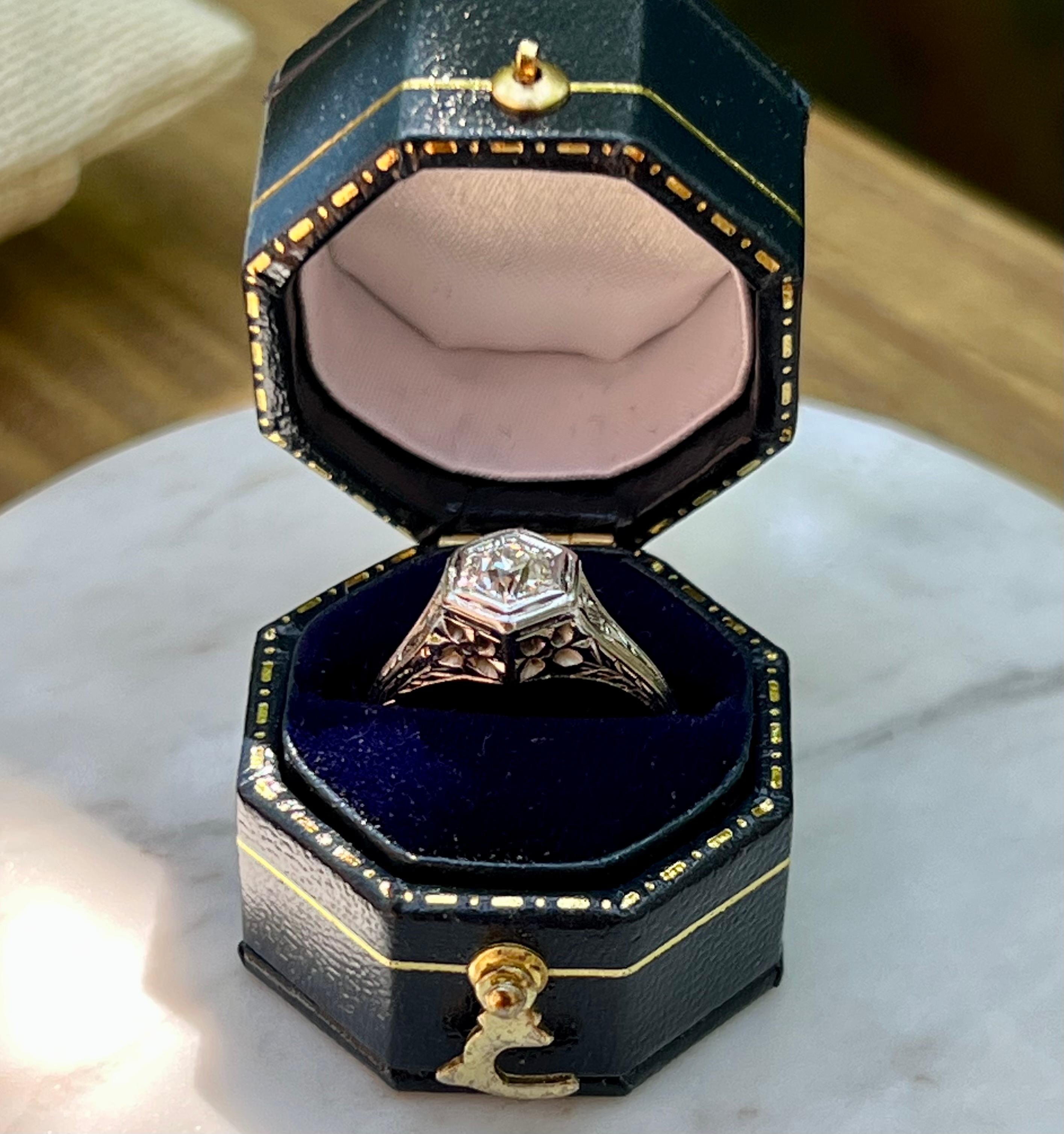 Art Deco Old European Cut Diamond Engagement Ring in 18 Karat Gold 8